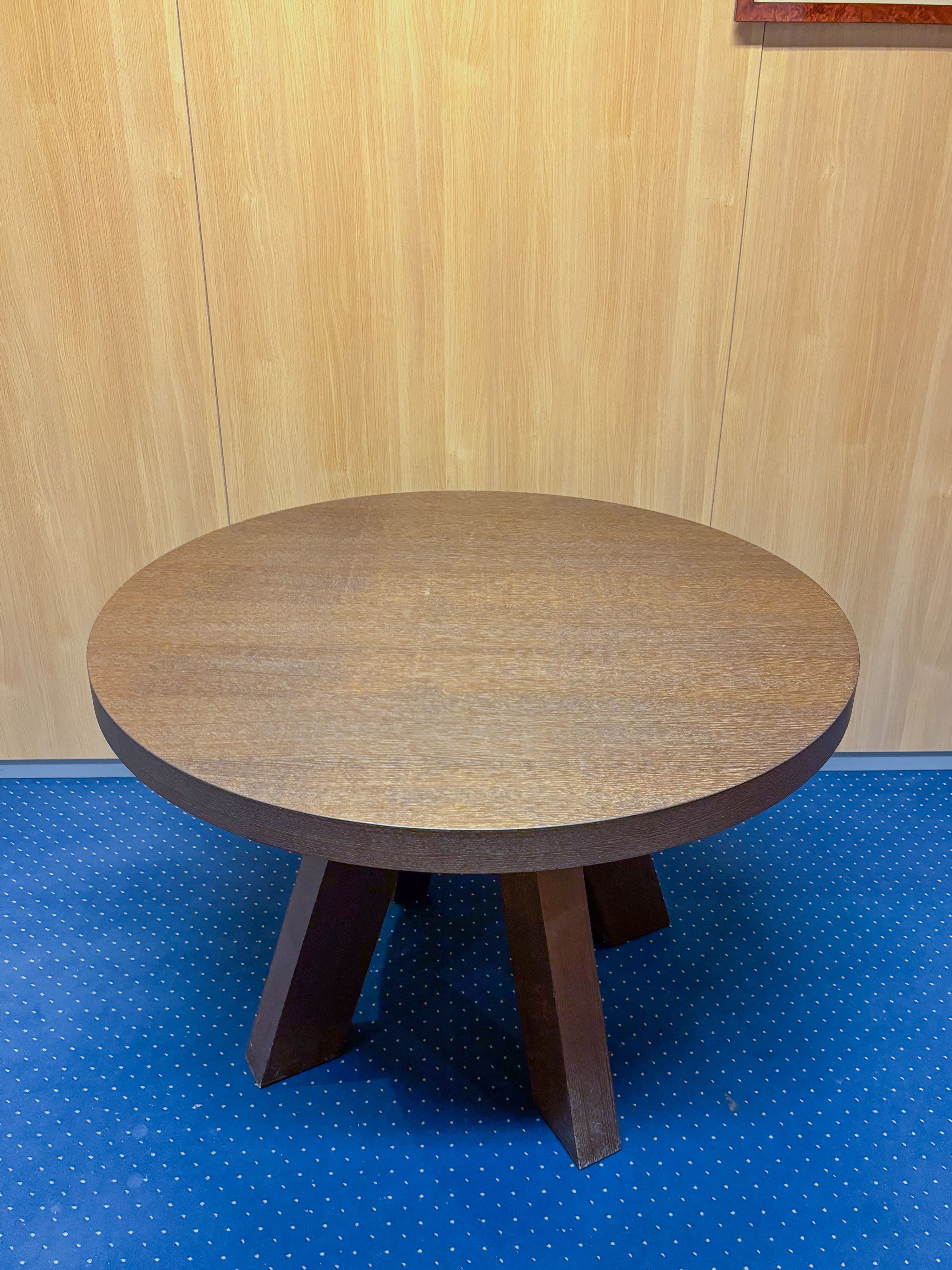 Table de conférence en bois brun foncé avec pieds angulaires robustes avec dégâts-1