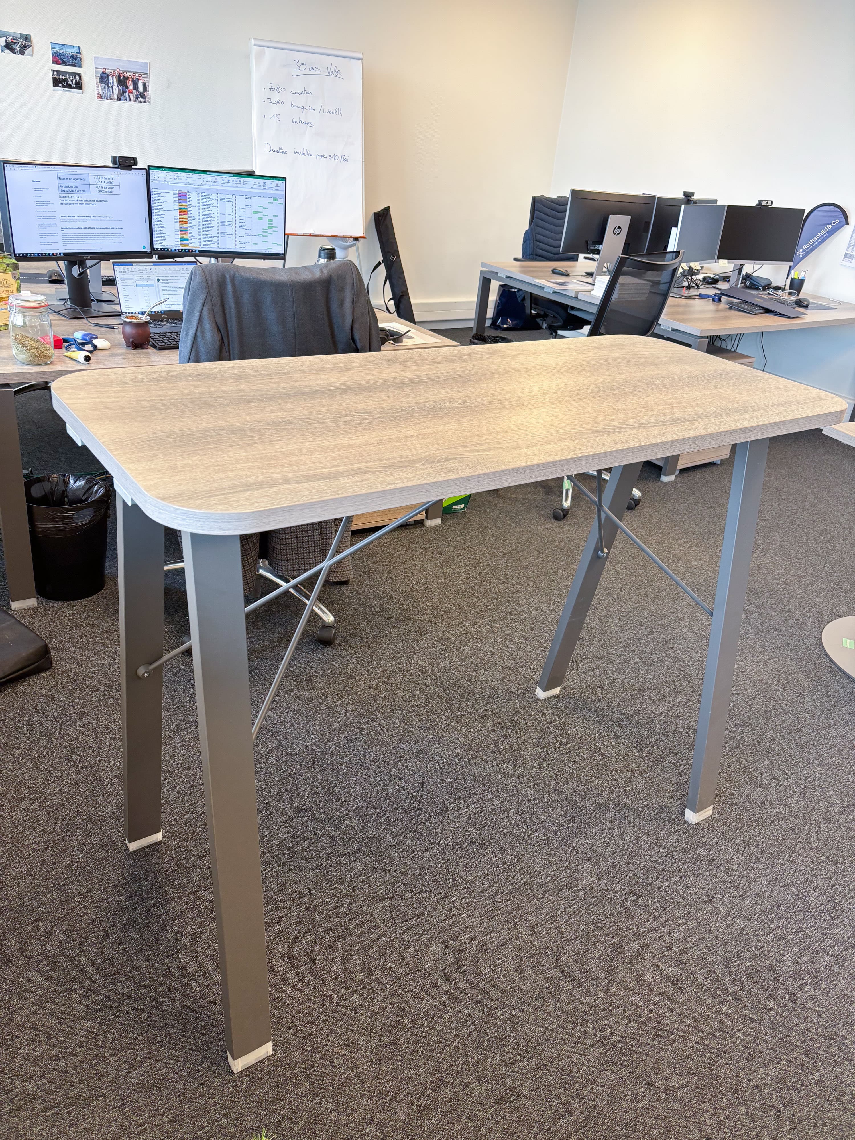 Bureau réglable bois clair, pieds métalliques élégants