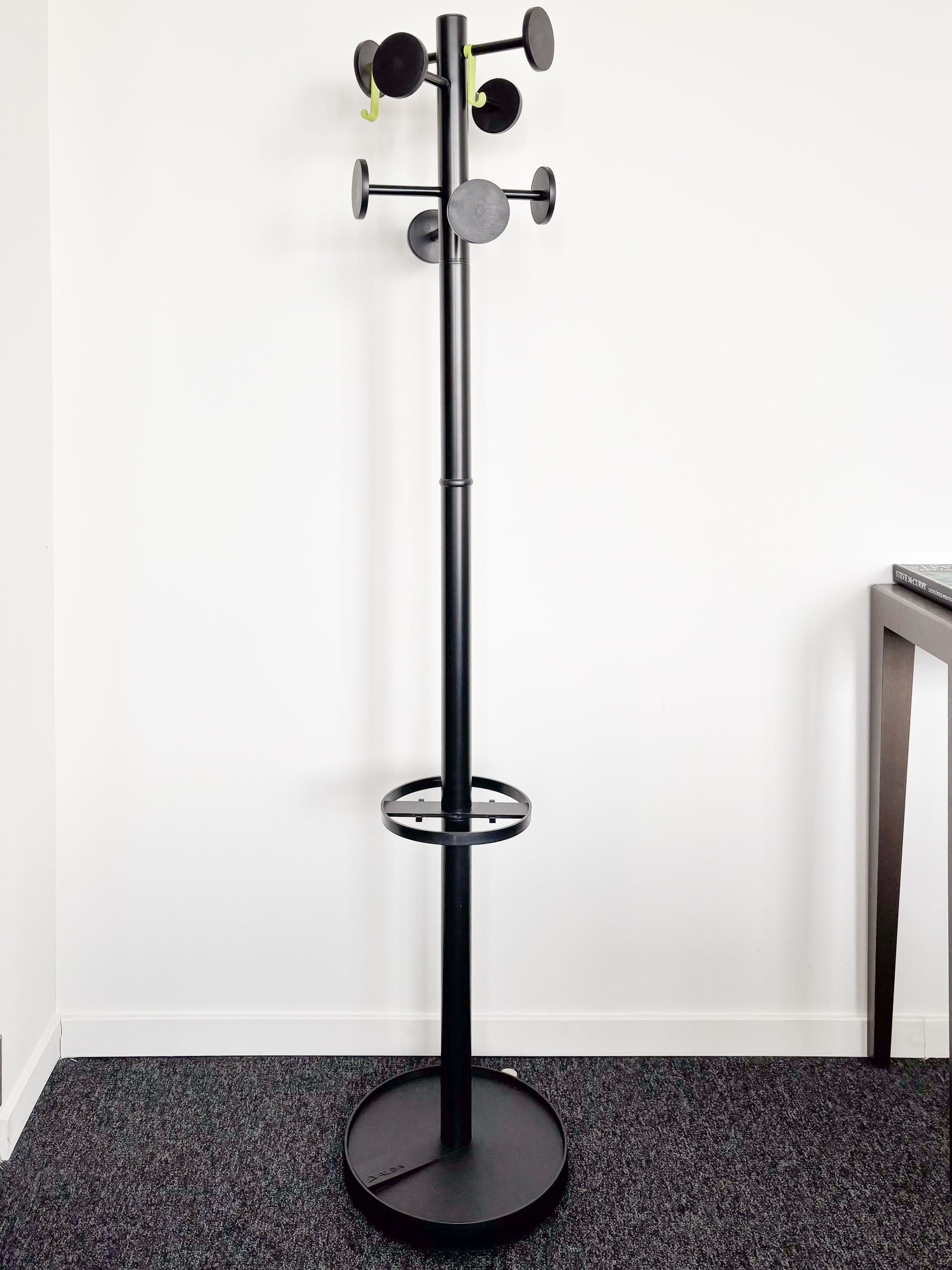 Porte-manteau en métal noir avec plusieurs pinces à linge
