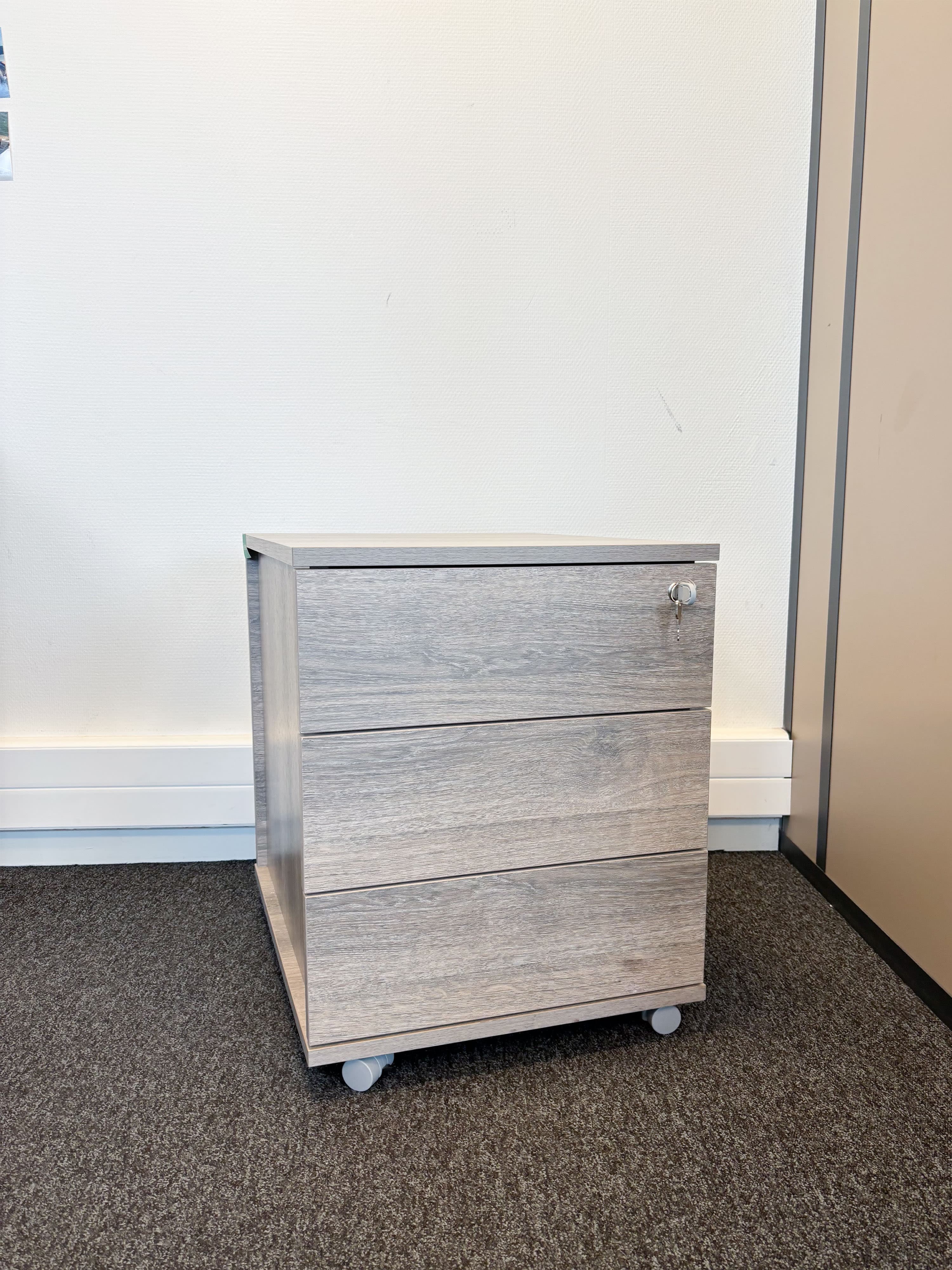 Armoire à caisson mobile effet bois chêne clair avec serrure et roulettes-3