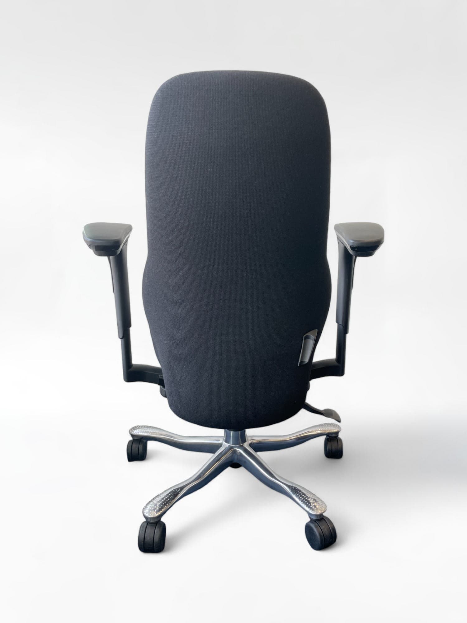 Kinnarps Chaise de bureau en tissu noir avec accoudoirs-1