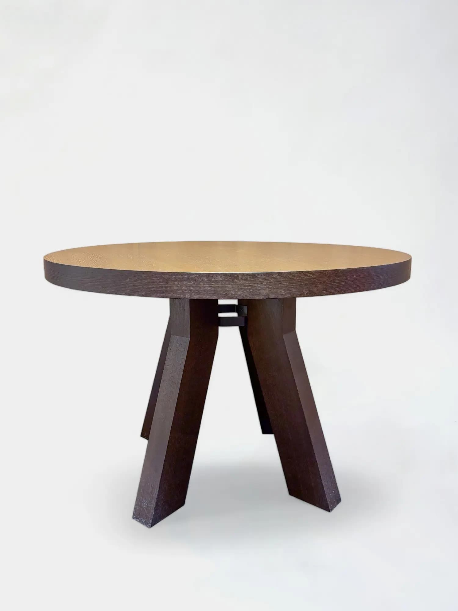 Table de conférence en bois brun foncé avec pieds angulaires robustes avec dégâts-0