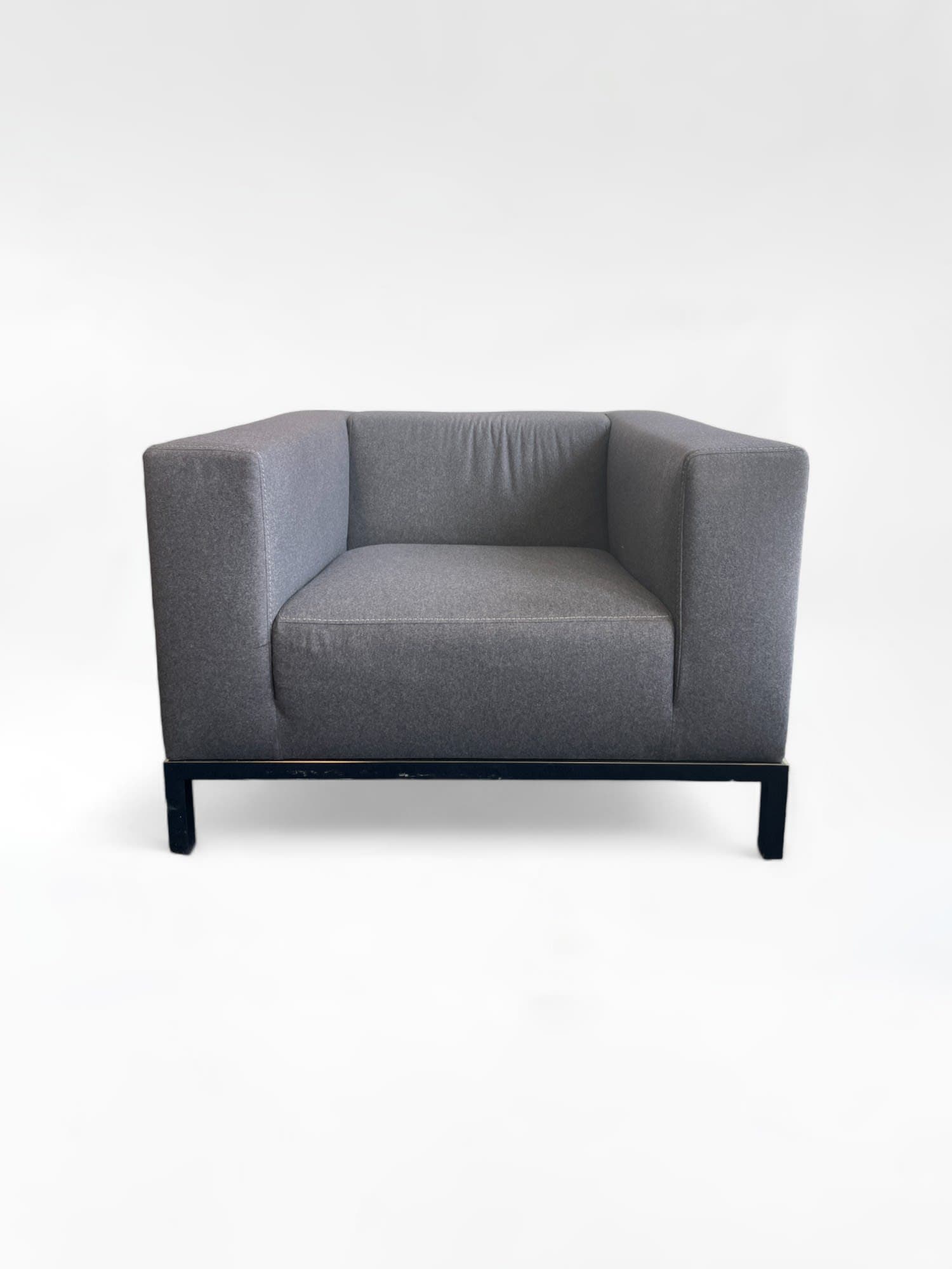 Fauteuil confortable en tissu gris avec structure métallique-1