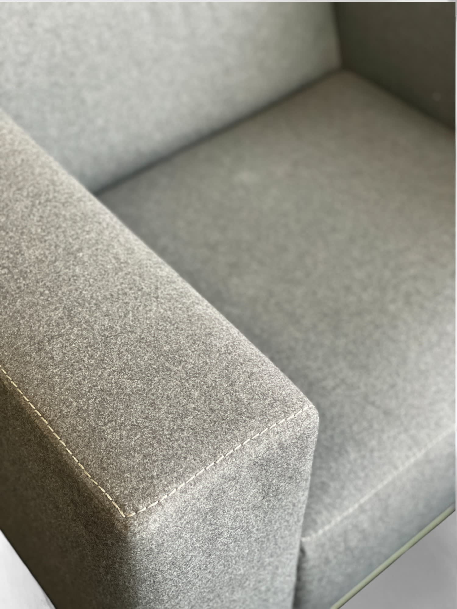 Fauteuil confortable en tissu gris avec structure métallique-2