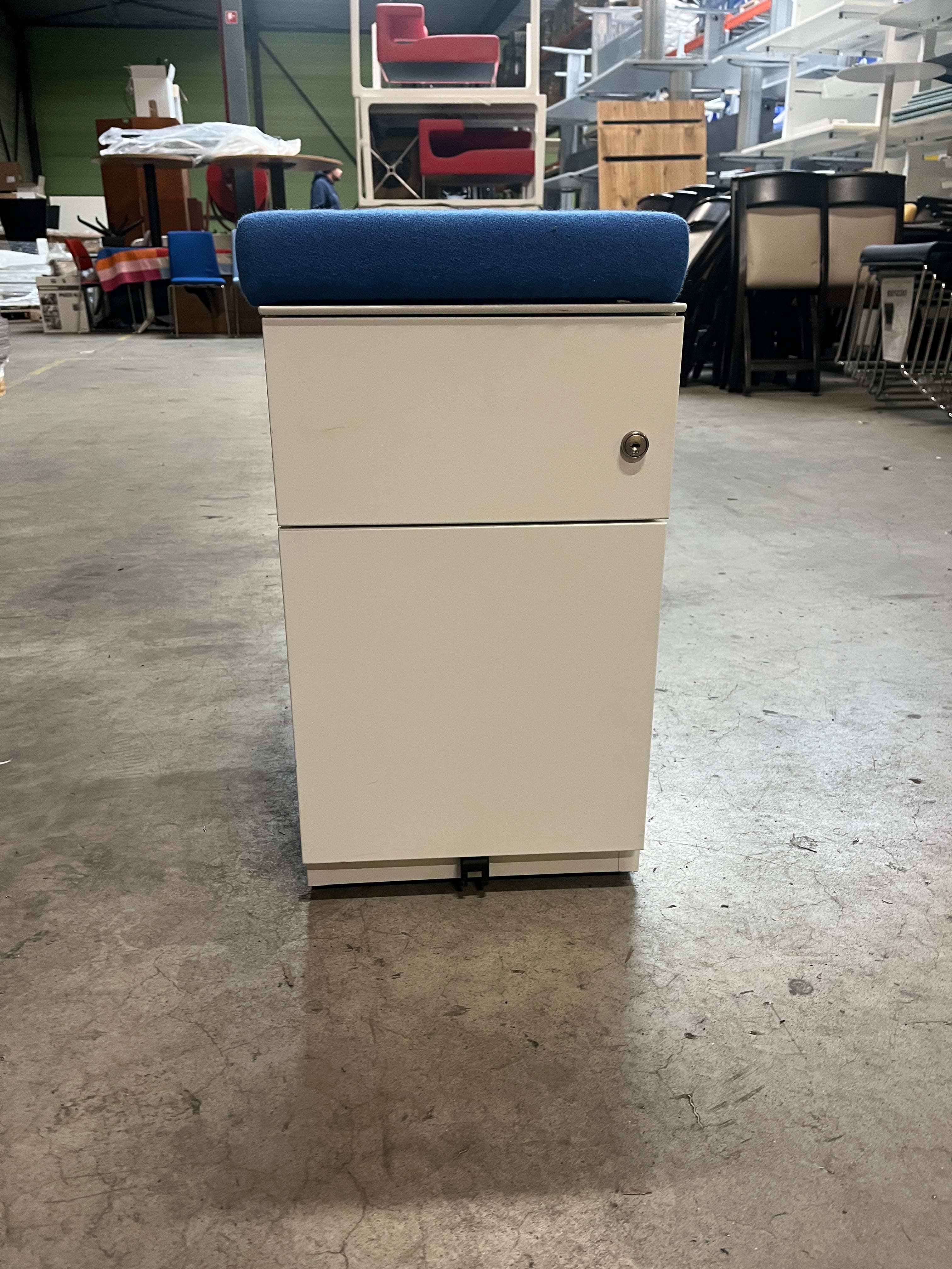 Meuble à tiroirs blanc avec dessus de coussin bleu en tissu - Relieve Furniture