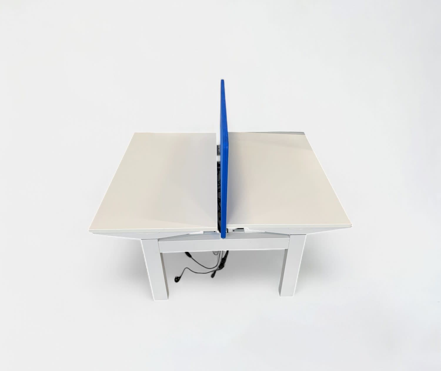 Herman Miller bureau électrique duo trapézoïdal en bois blanc sans le séparateur