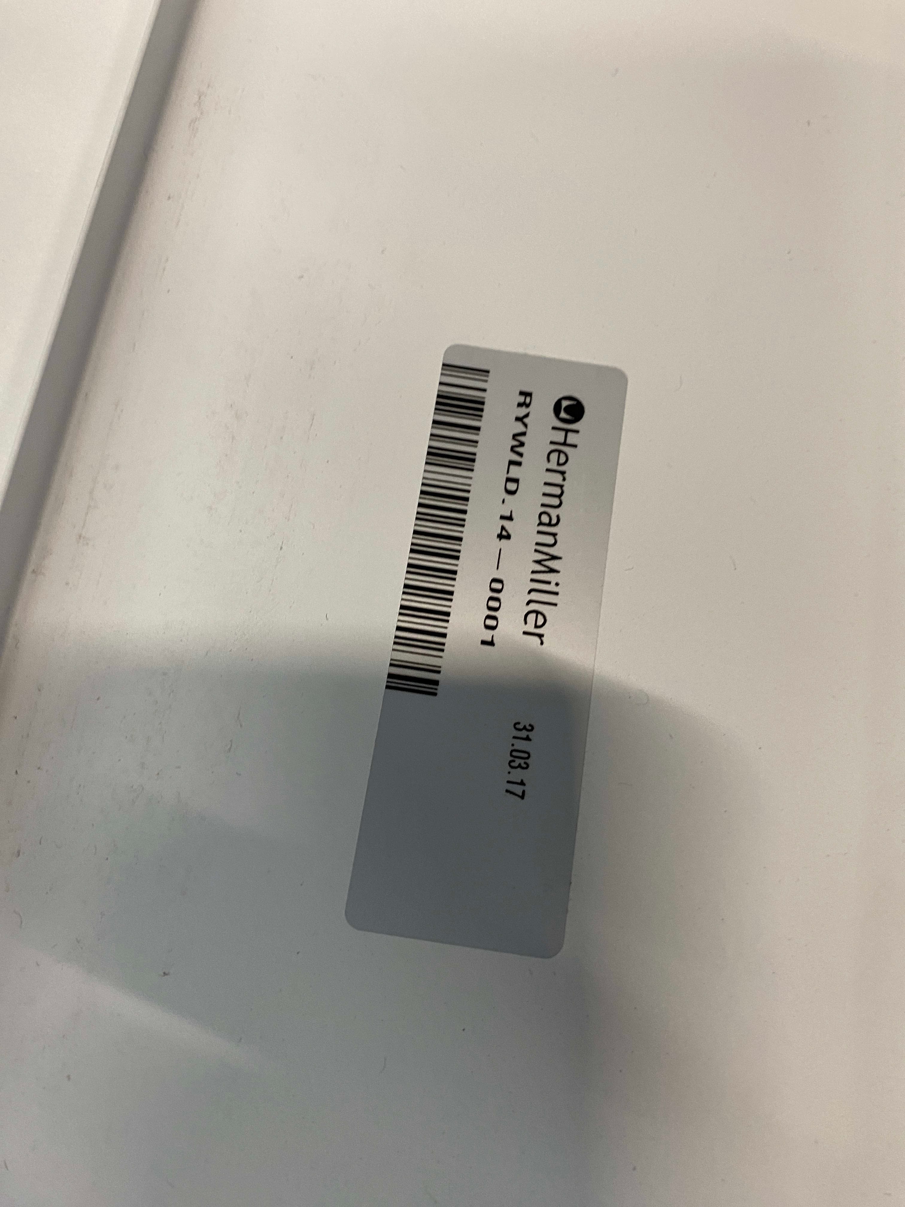 Herman Miller bureau électrique duo trapézoïdal en bois blanc sans le séparateur - Relieve Furniture