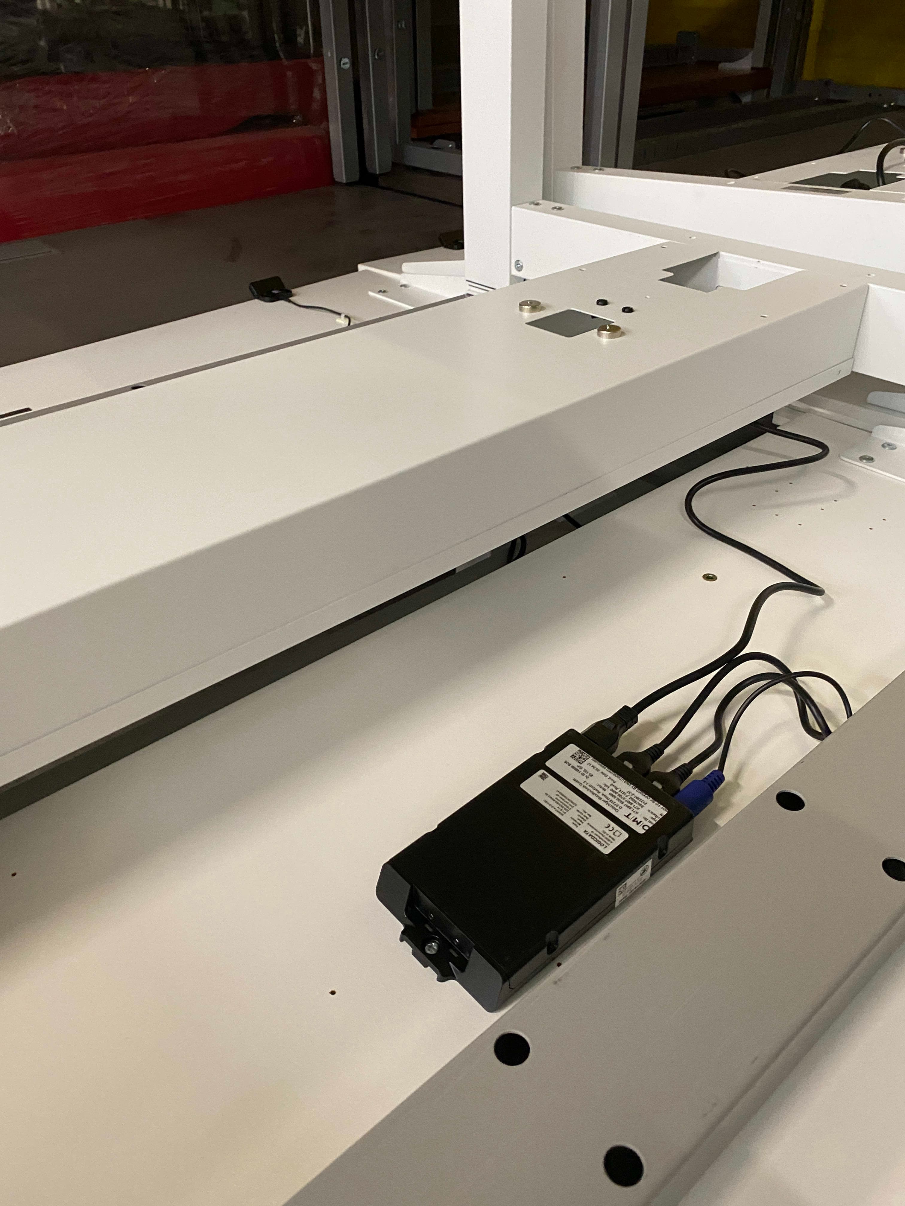 Herman Miller elektrisch trapeziumvormig wit houten duo bureau zonder de separator-4