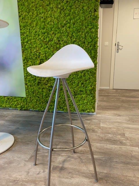 Tabouret en plastique blanc avec cadre en métal-4