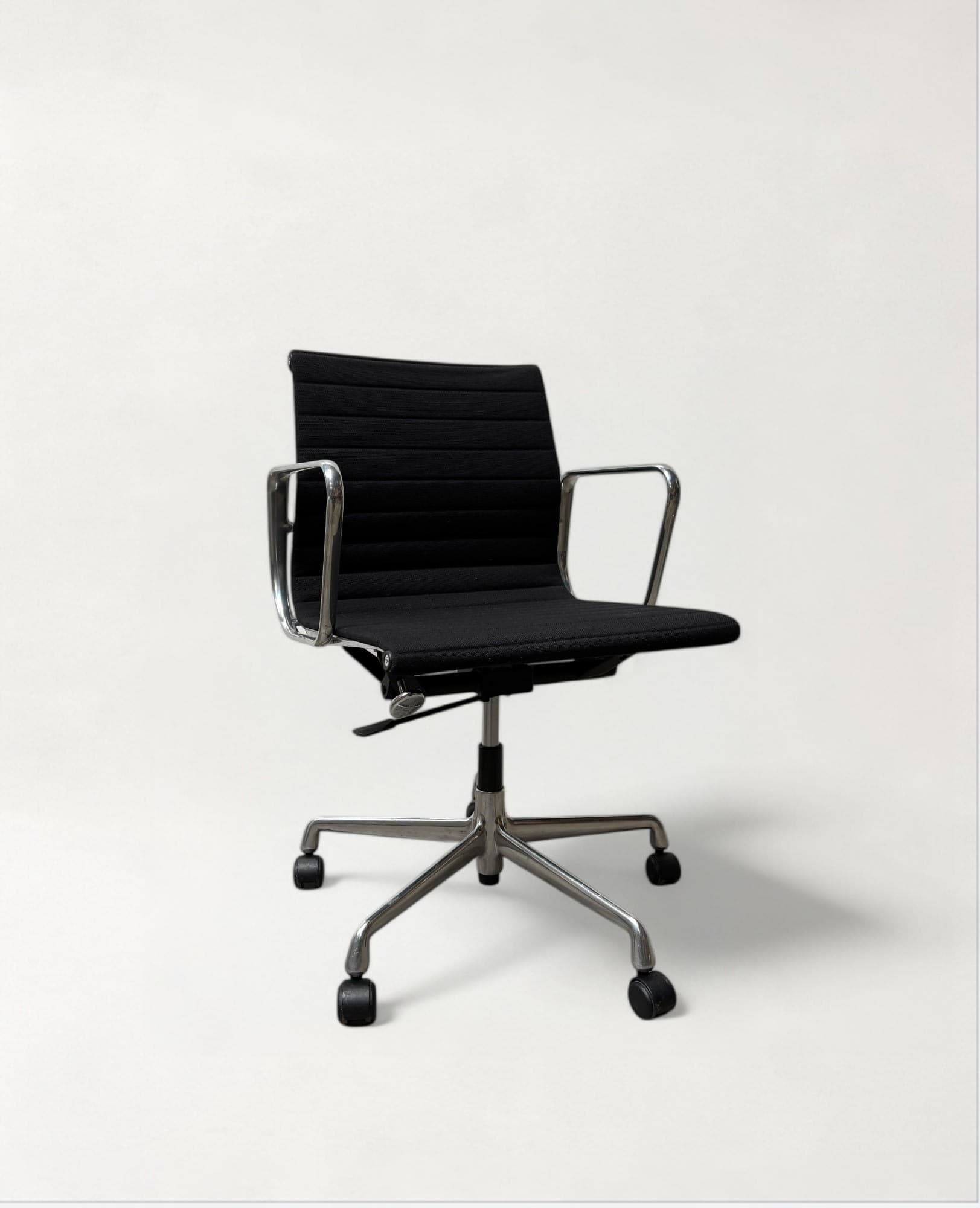 Eames Aluminium Group EA 117 / EA 118 Chair | Fabric-0