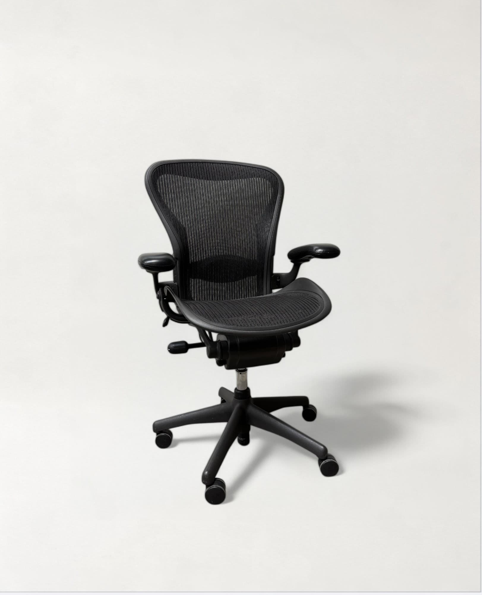 Herman Miller Zwarte Mesh Bureaustoel met Verstelbare Armleuningen Maat B-0