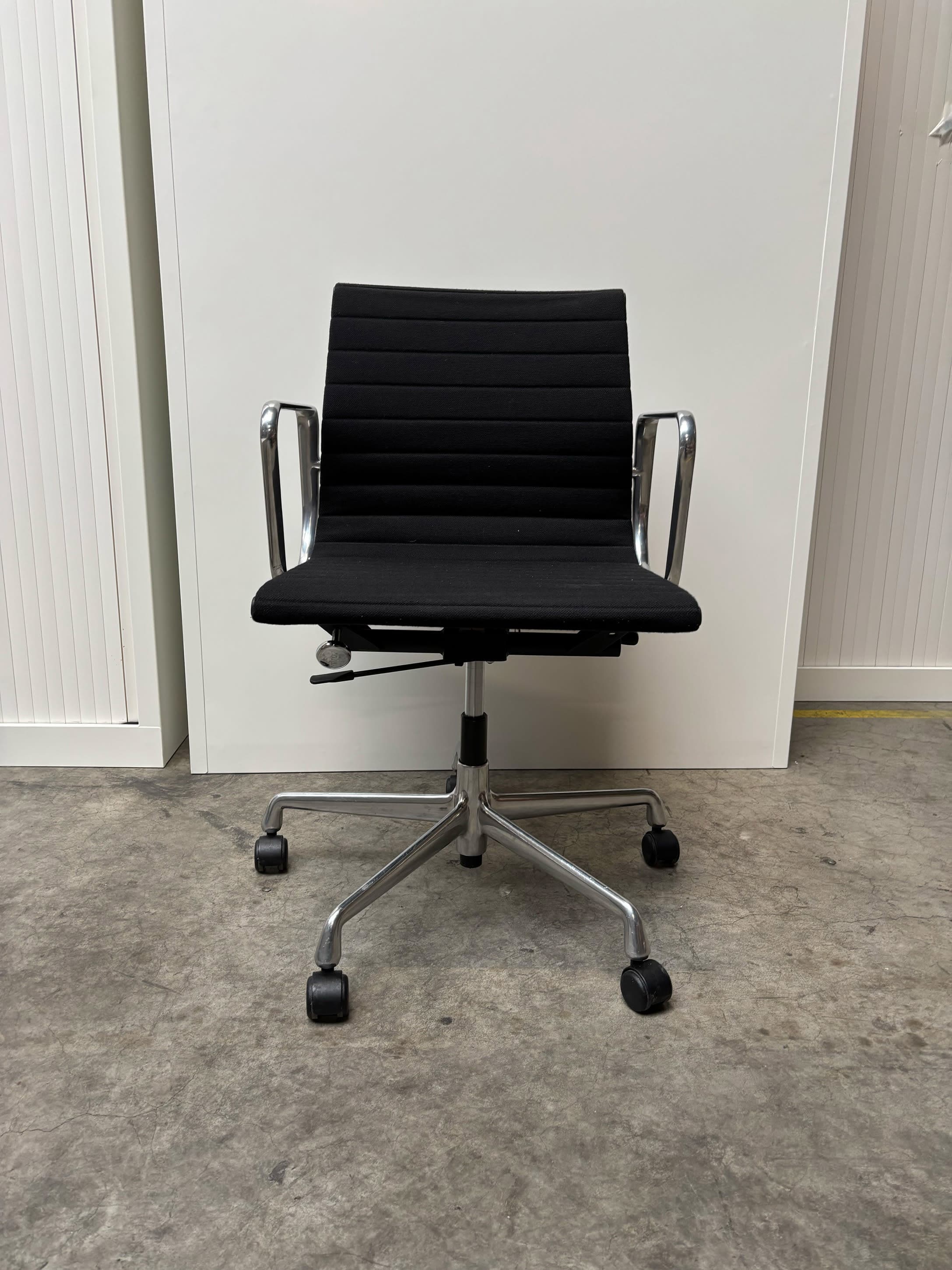 Eames Aluminium Group EA 117 / EA 118 Chair | Fabric-2