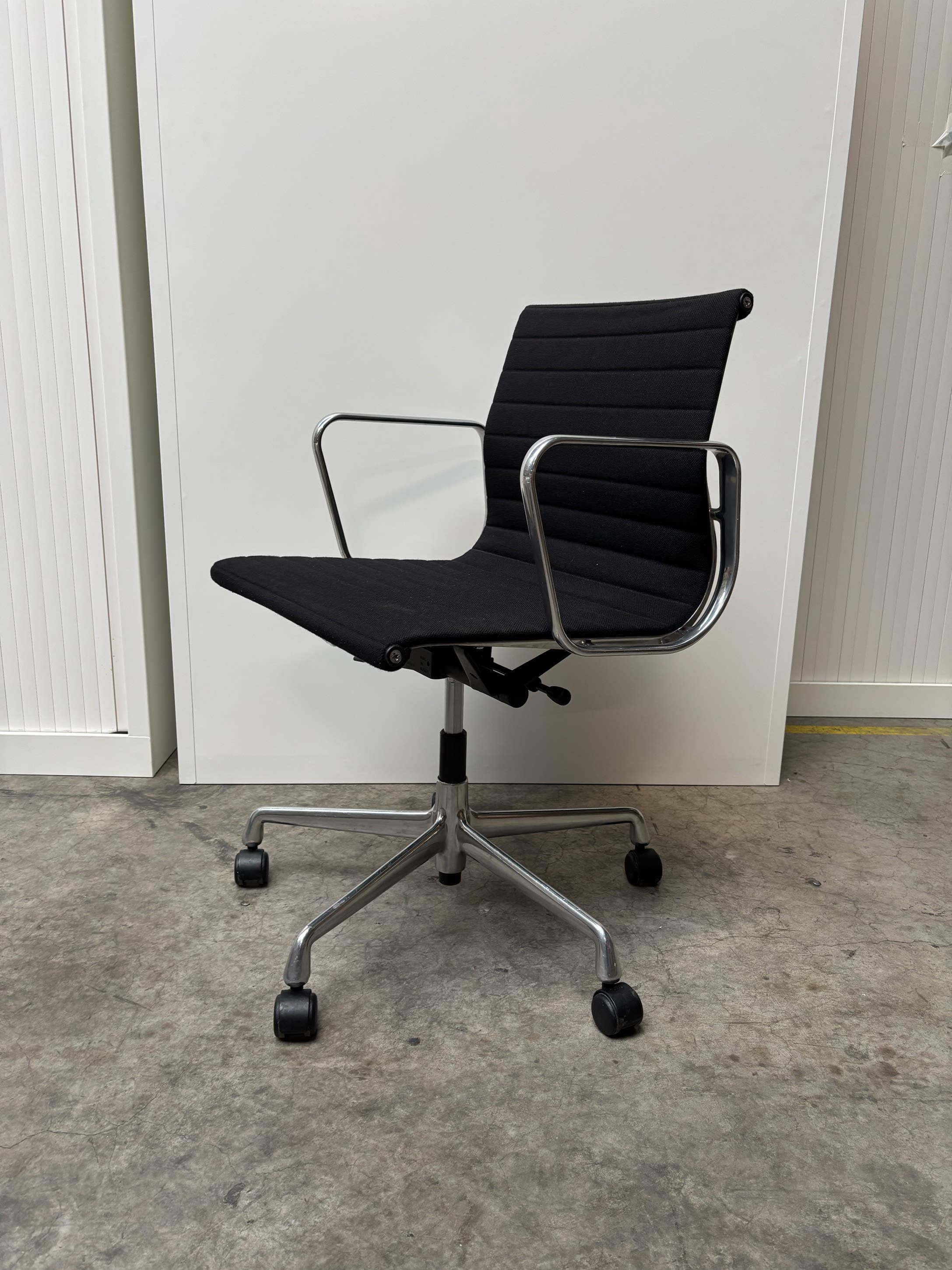 Eames Aluminium Group EA 117 / EA 118 Chair | Fabric-3