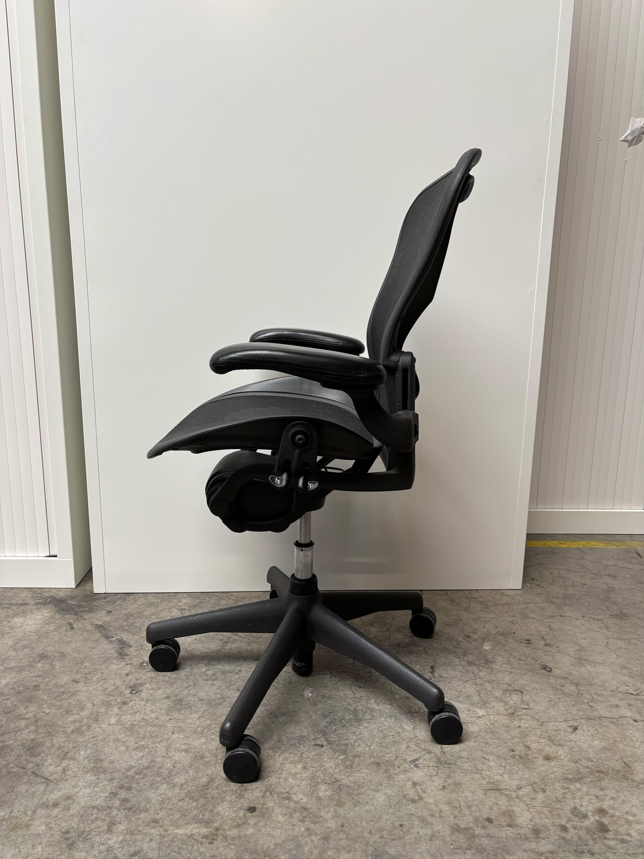 Herman Miller Zwarte Mesh Bureaustoel met Verstelbare Armleuningen Maat B-5