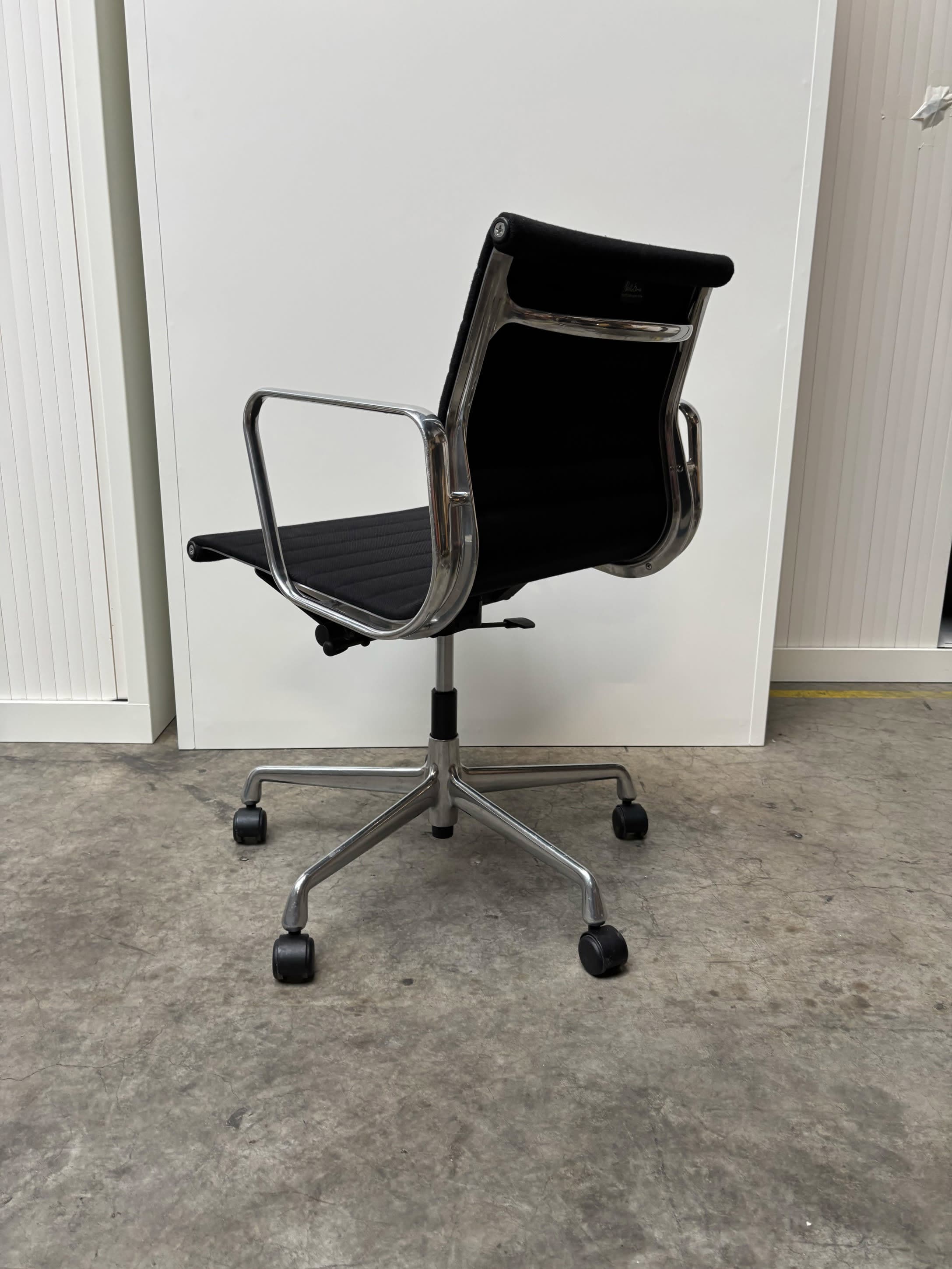 Eames Aluminium Group EA 117 / EA 118 Chair | Fabric-1