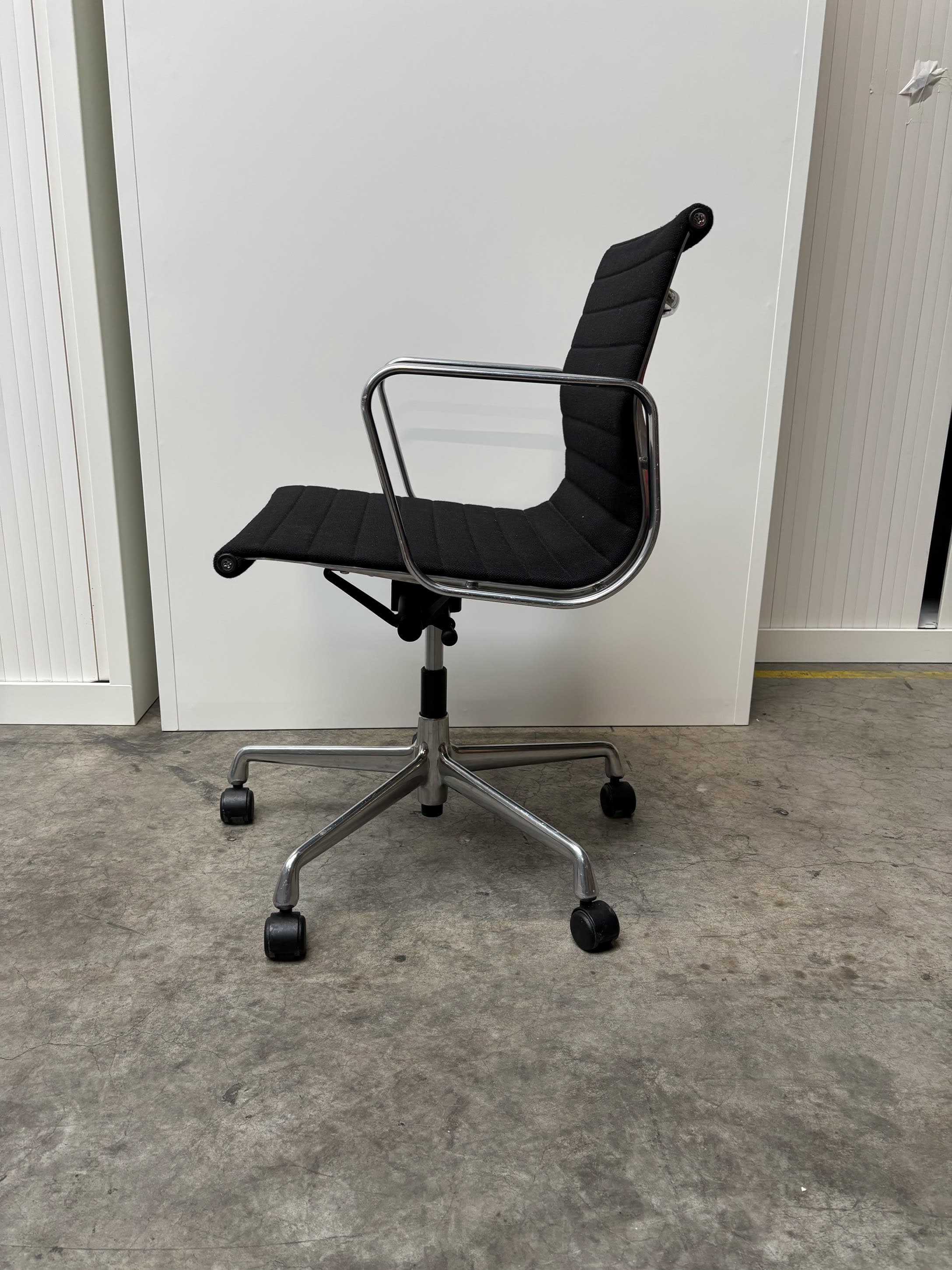 Eames Aluminium Group EA 117 / EA 118 Chair | Fabric-4