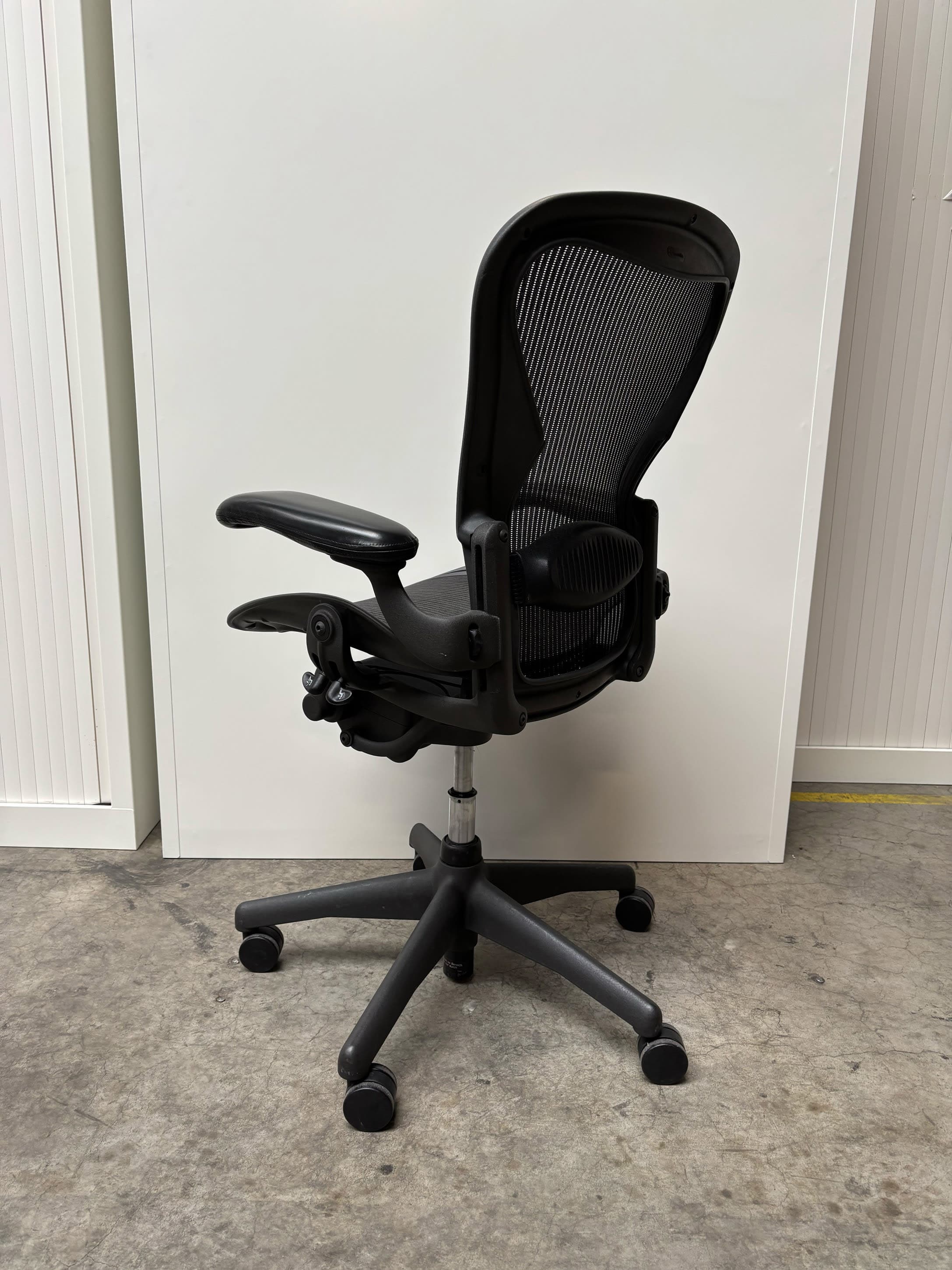Herman Miller Zwarte Mesh Bureaustoel met Verstelbare Armleuningen Maat B-2