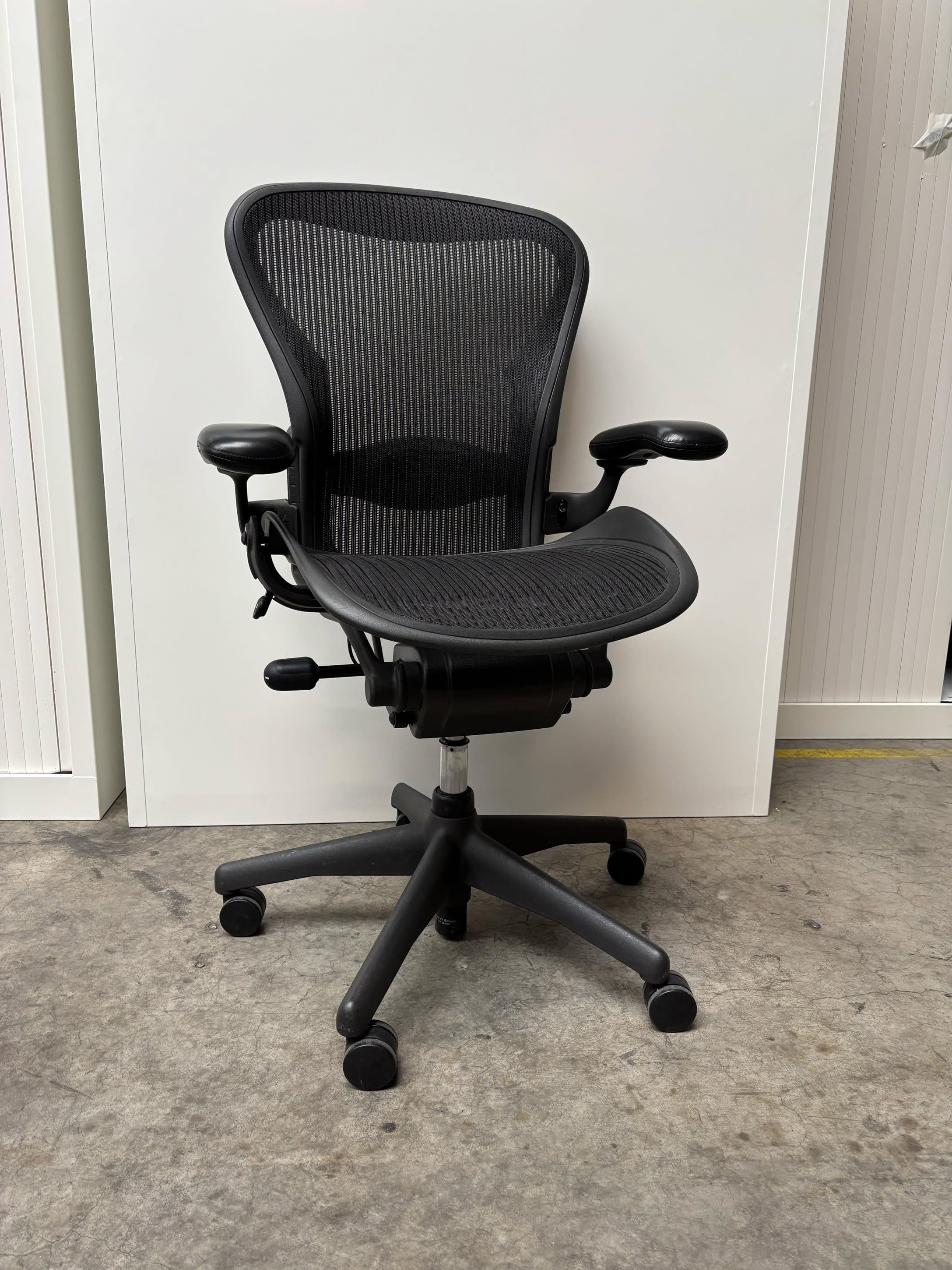 Herman Miller Zwarte Mesh Bureaustoel met Verstelbare Armleuningen Maat B-1