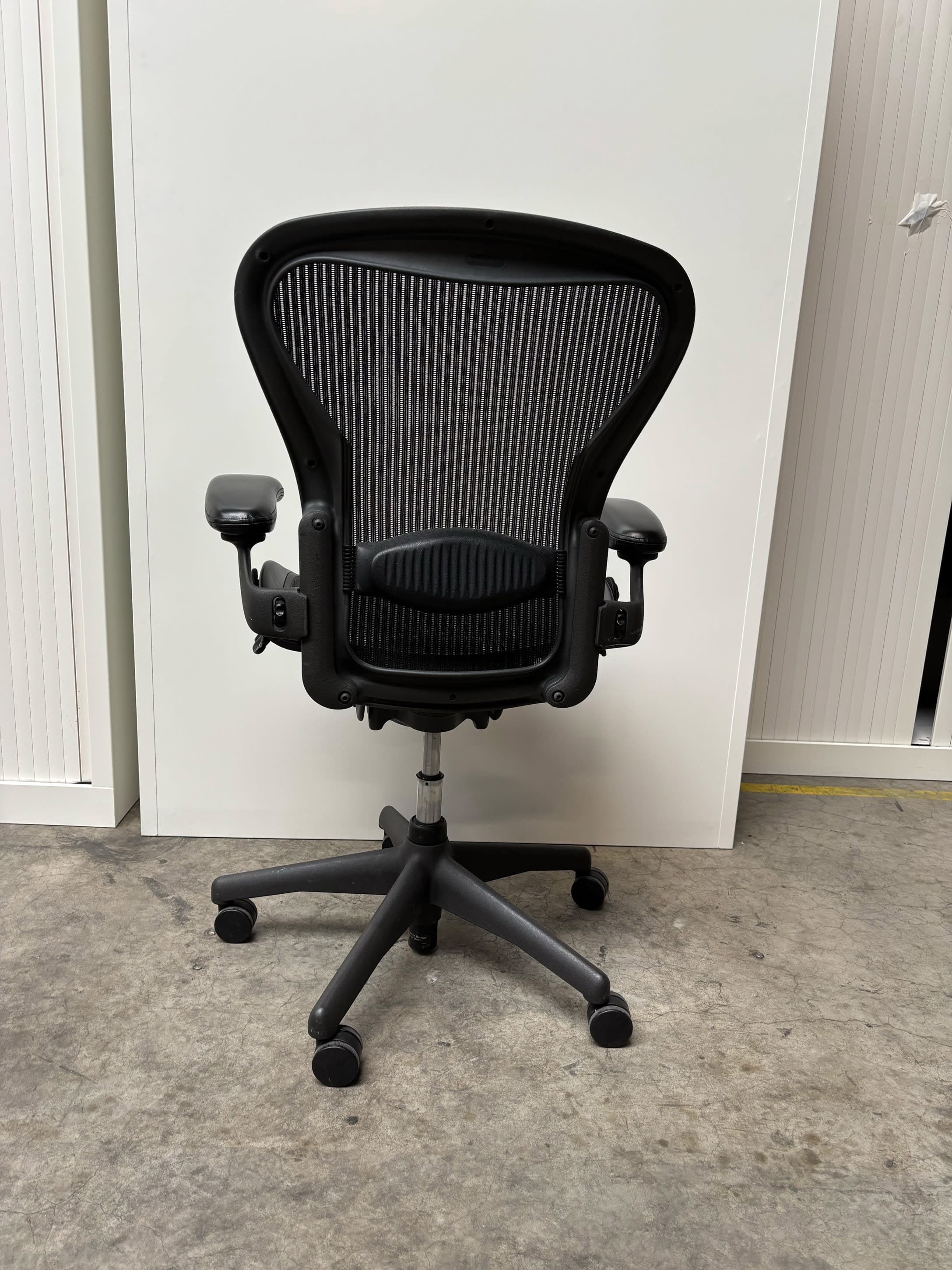 Herman Miller Zwarte Mesh Bureaustoel met Verstelbare Armleuningen Maat B-4