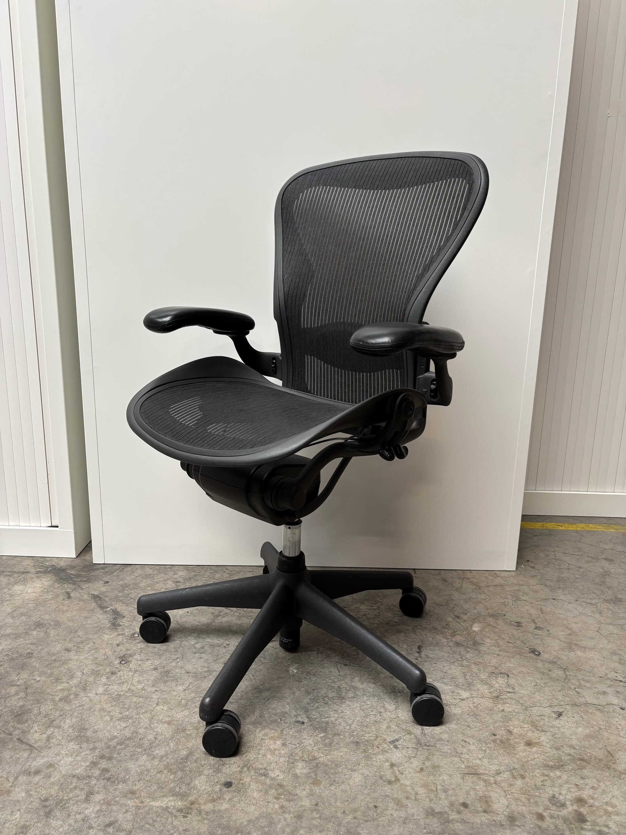 Herman Miller Zwarte Mesh Bureaustoel met Verstelbare Armleuningen Maat B-3