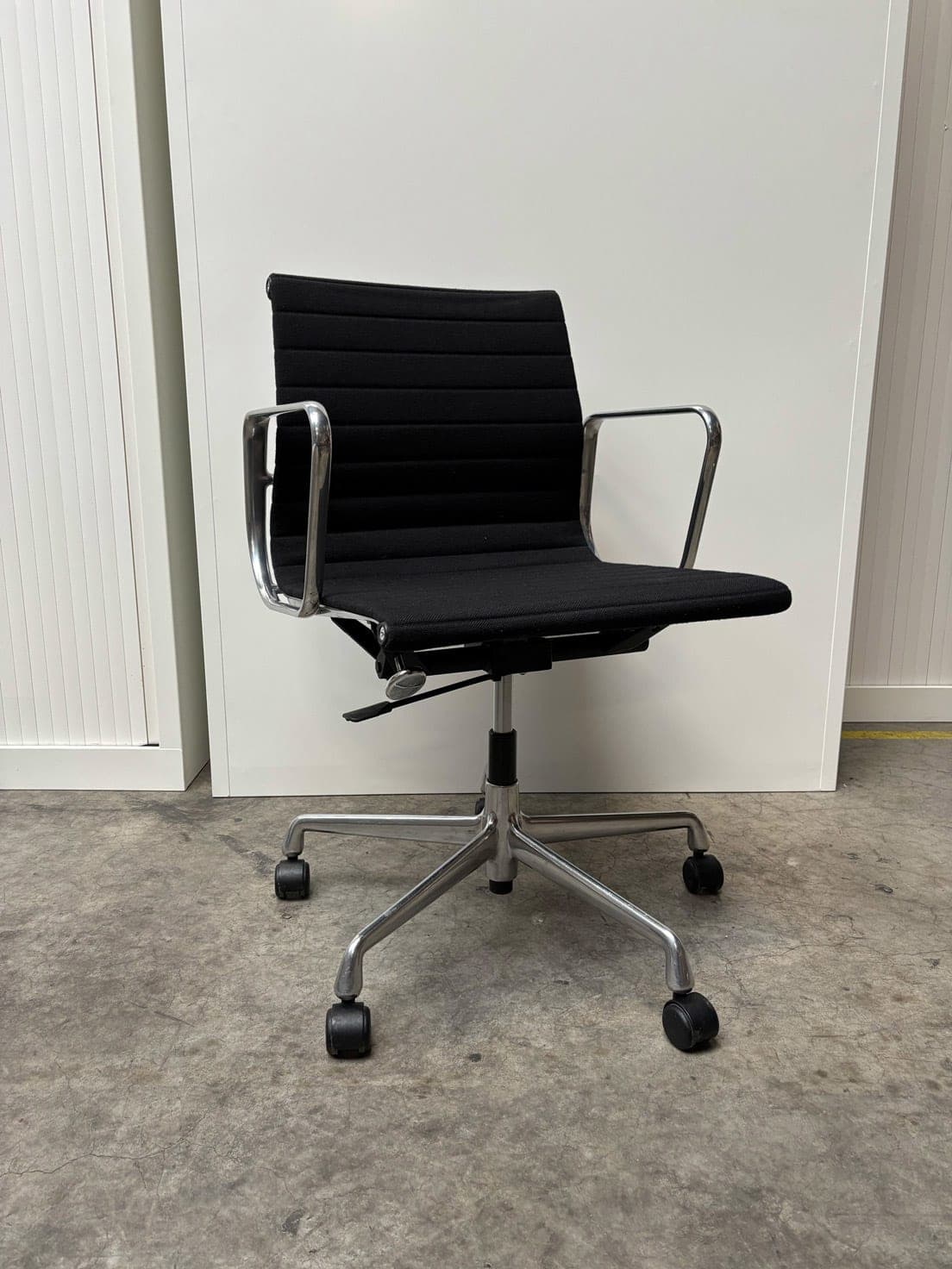 Eames Aluminium Group EA 117 / EA 118 Chair | Fabric-0