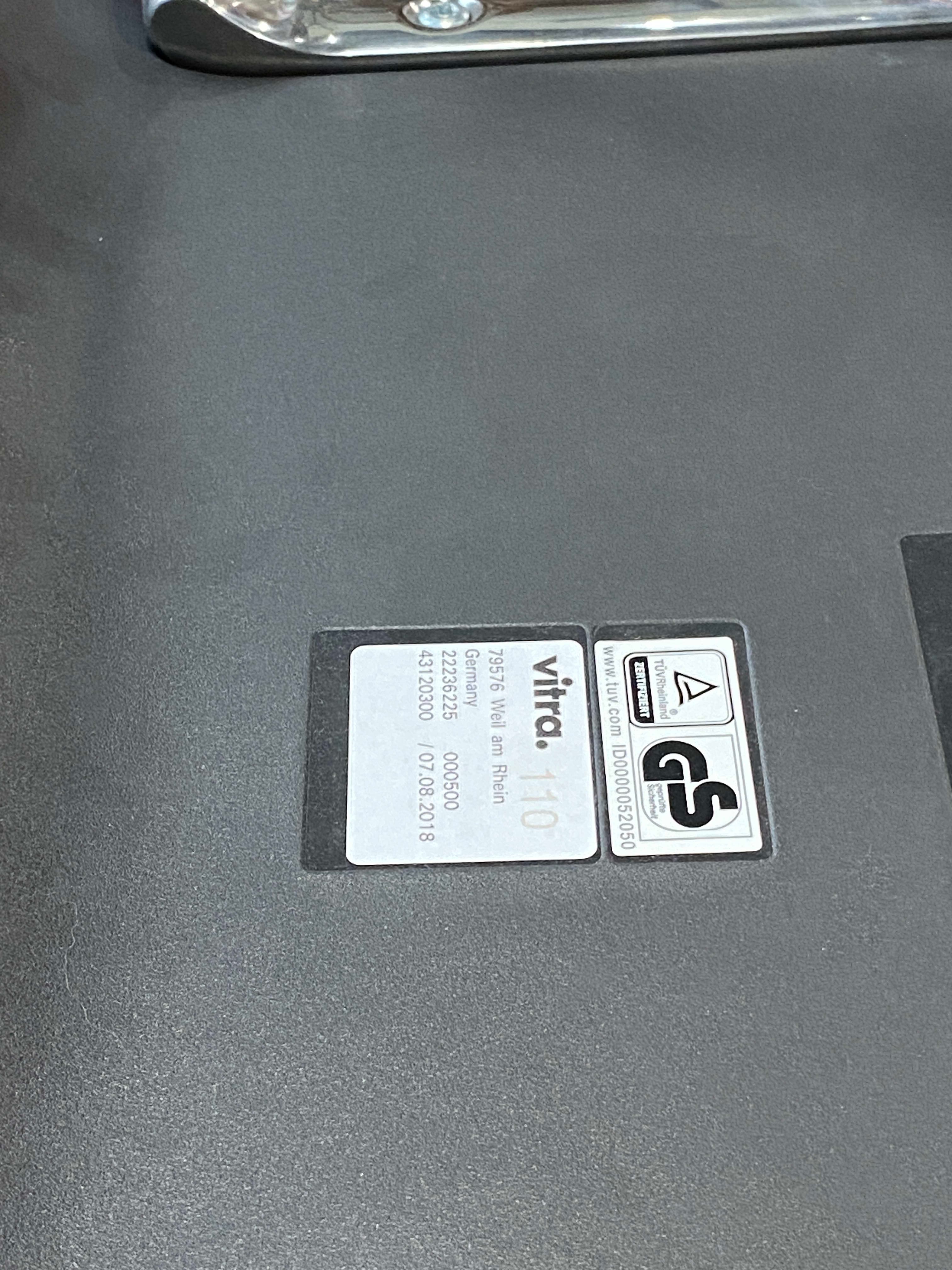 Vitra Unix zwarte stapelbare stoel Zwart van Antonio Citterio-3