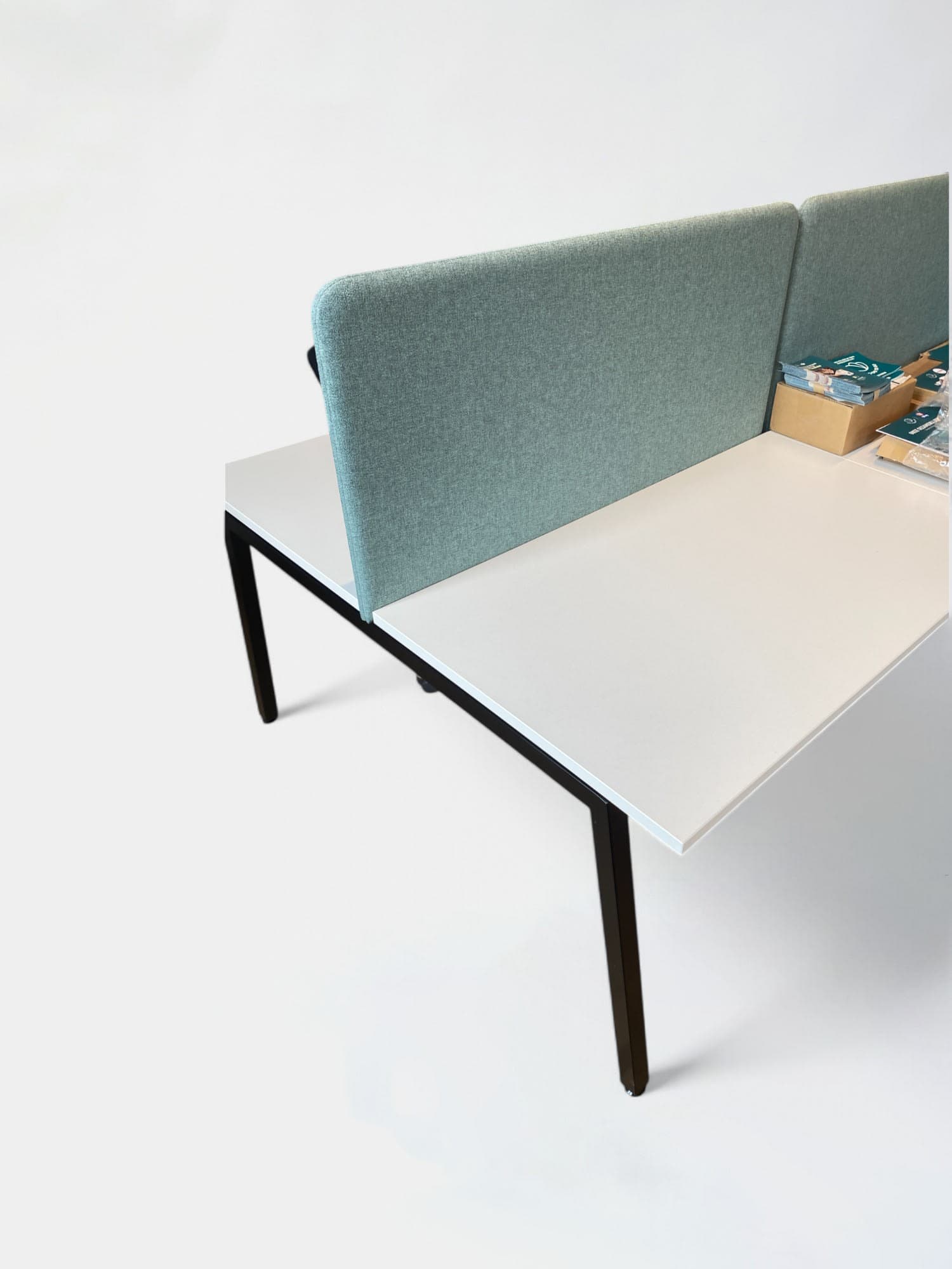 Bureau 4 personnes en stratifié blanc sans séparateur vert