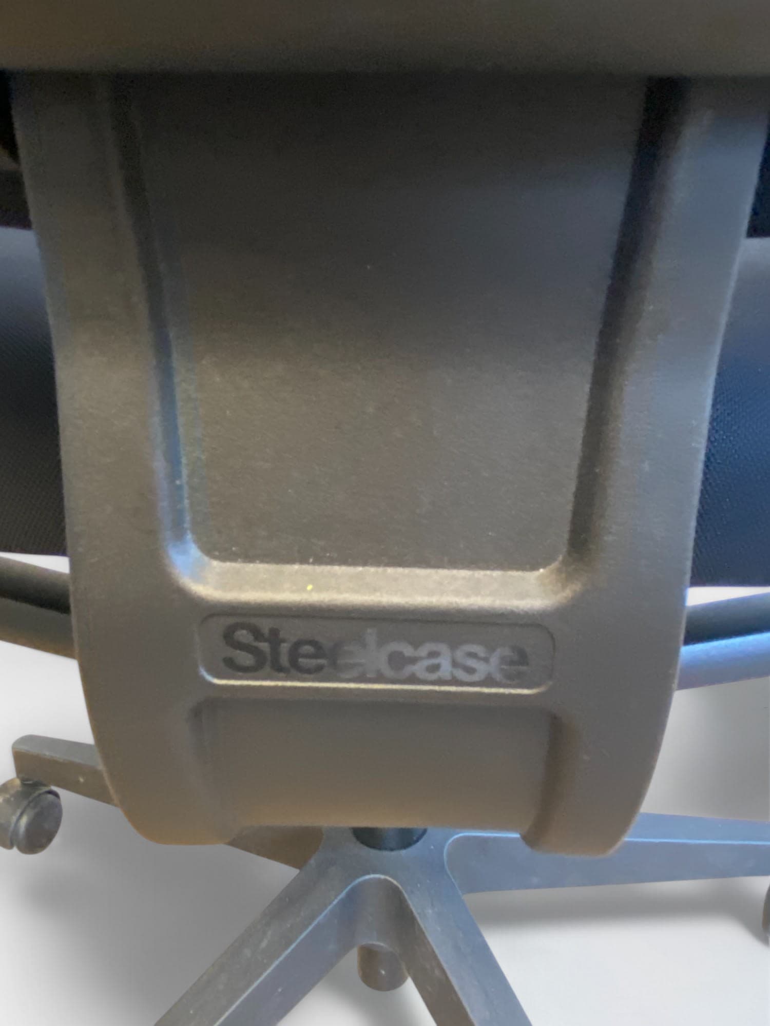 Steelcase Chaise de bureau en tissu noir avec accoudoirs réglables-3