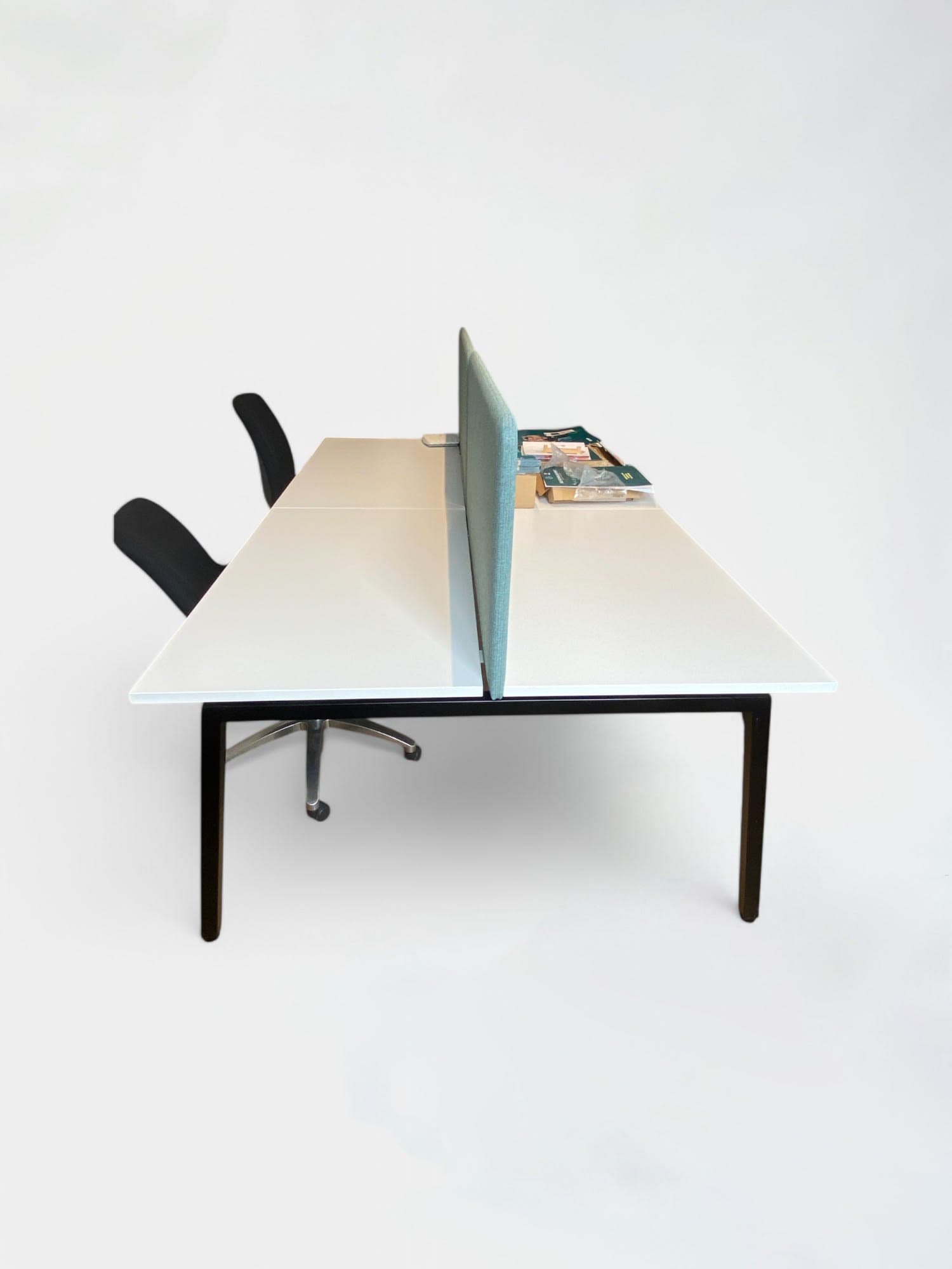 Bureau 4 personnes en stratifié blanc sans séparateur vert