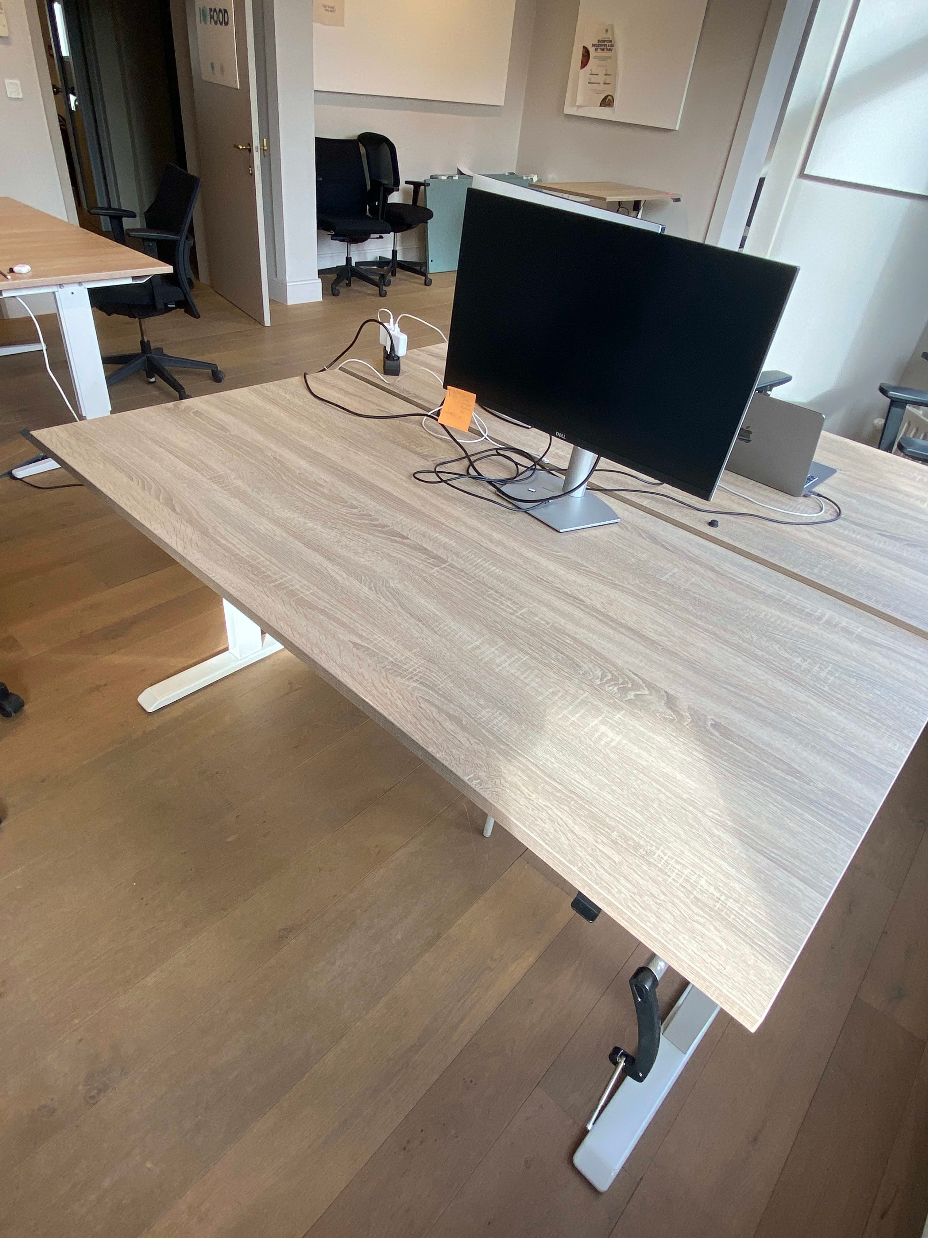 Bureau réglable en bois clair 160cm sur pieds métalliques blancs