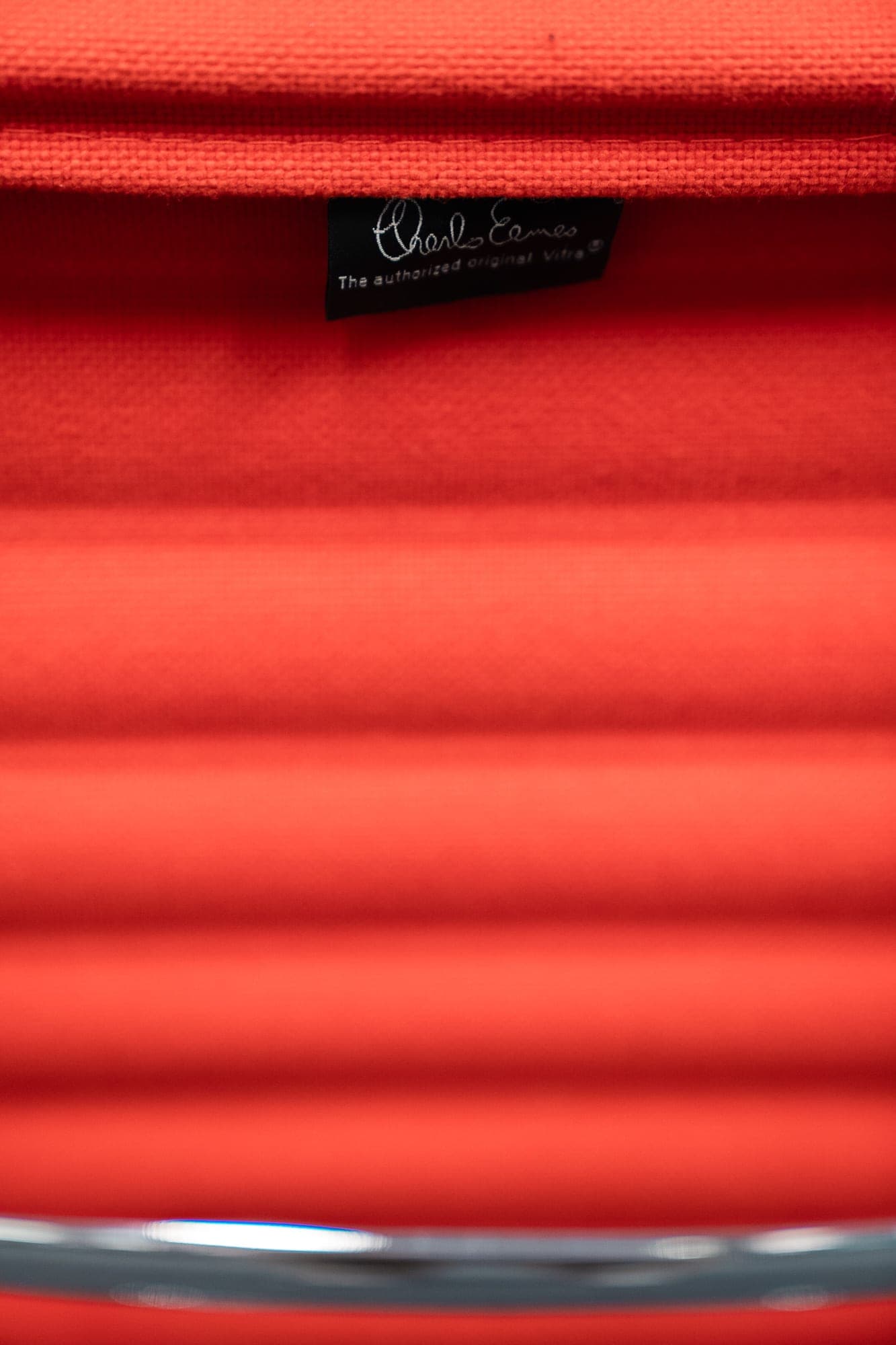 Vitra EA 119 in huidkleurig oranje op wieltjes-4