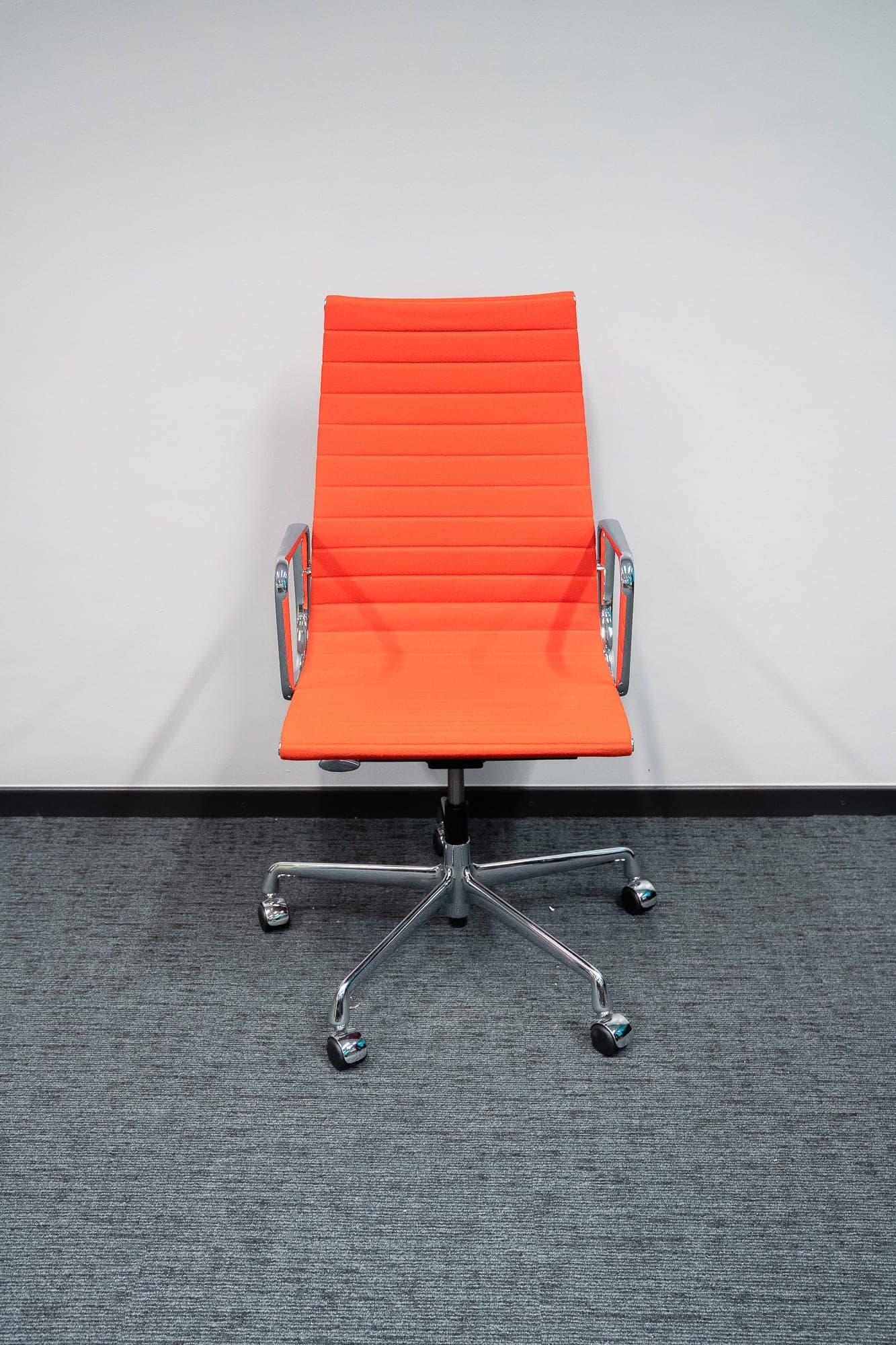 Vitra EA 119 in huidkleurig oranje op wieltjes-6