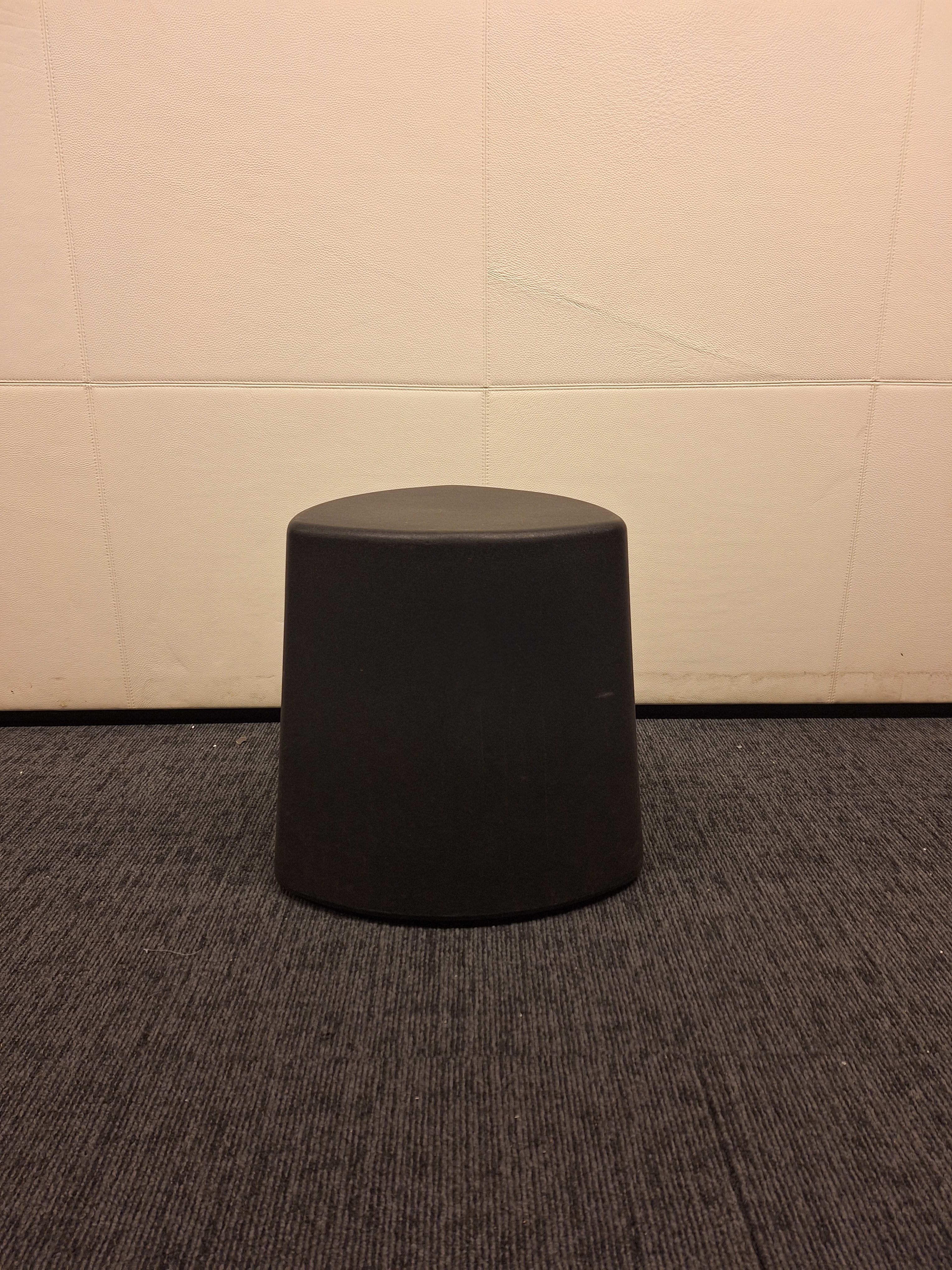 Plastic lage zwarte poef-3