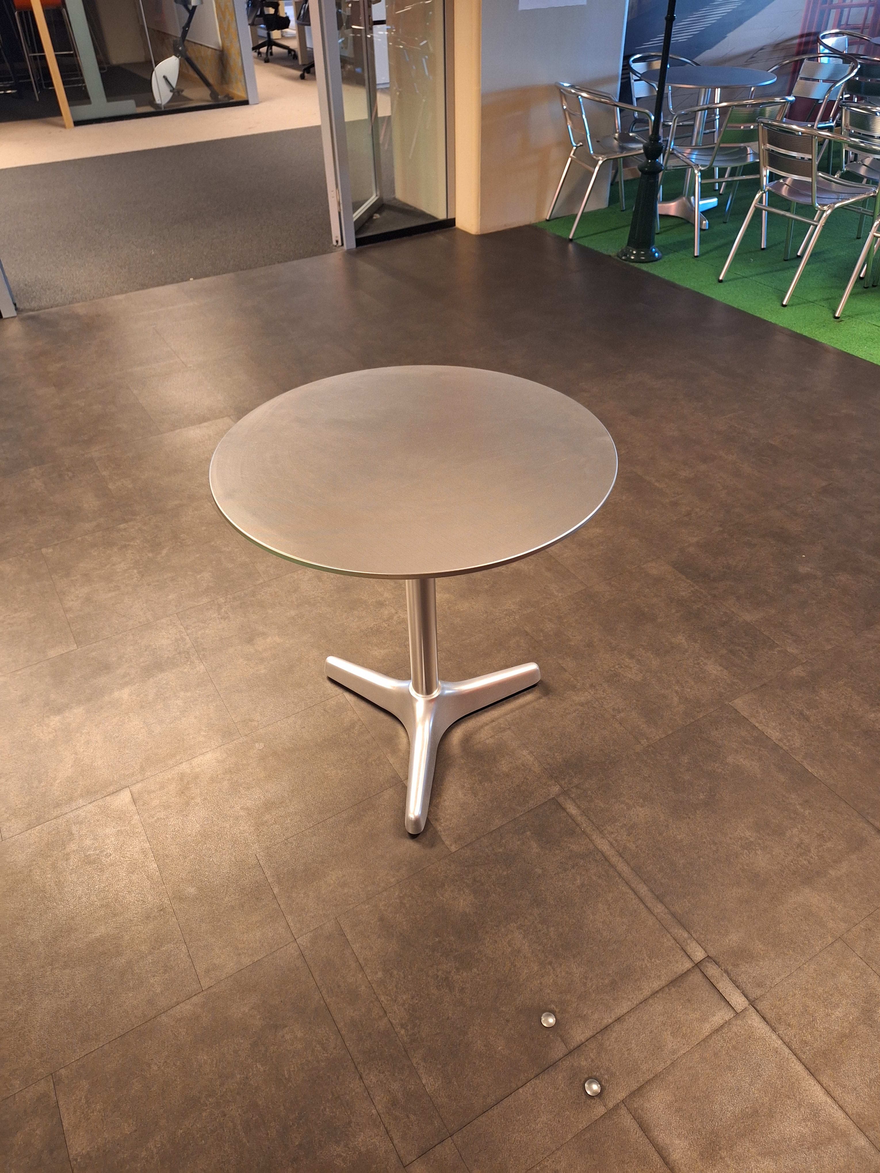 Satelliet Silver Metal Table with Round Top-1