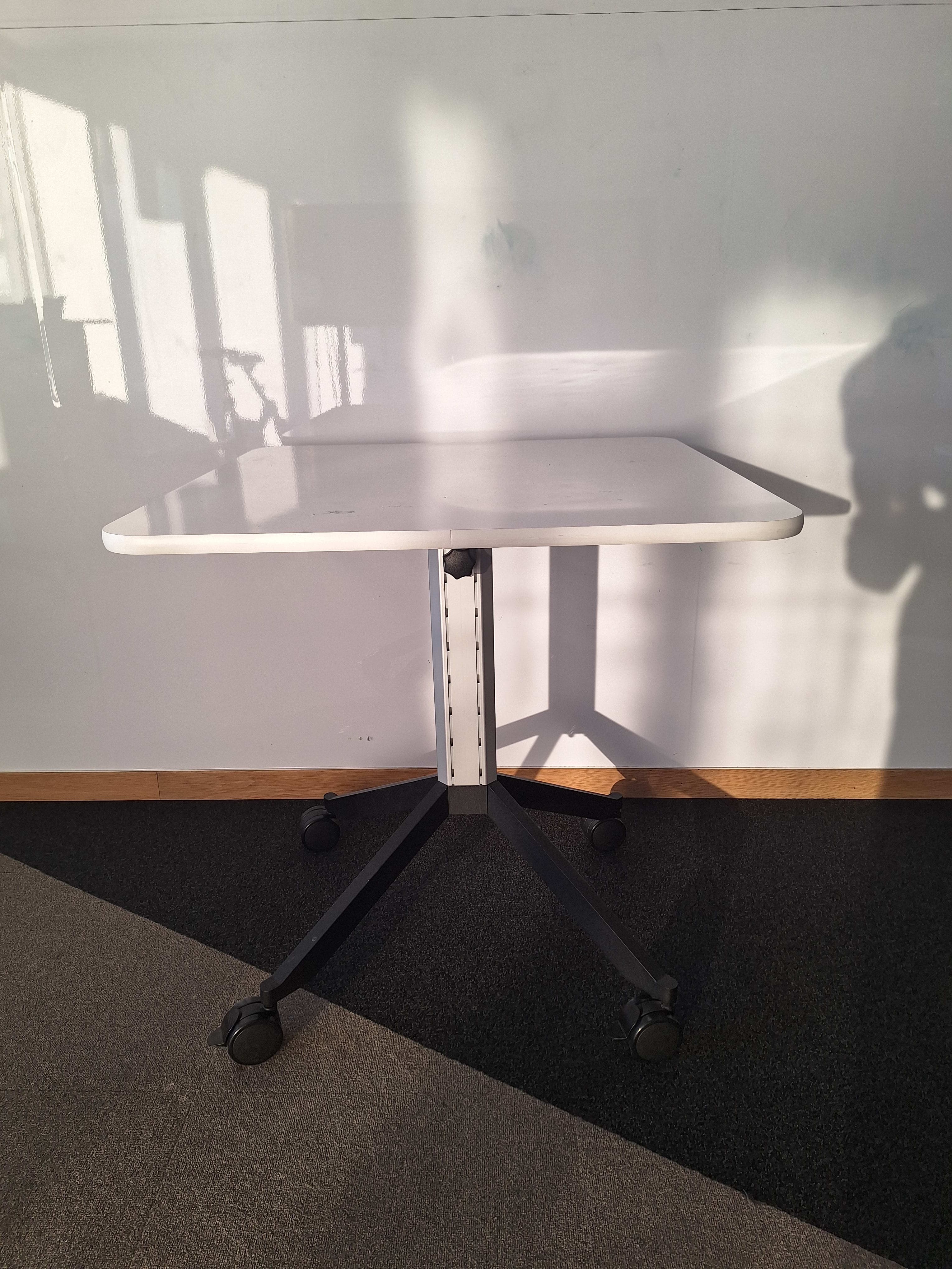 Table carrée blanche avec pieds noirs et hauteur réglable-1