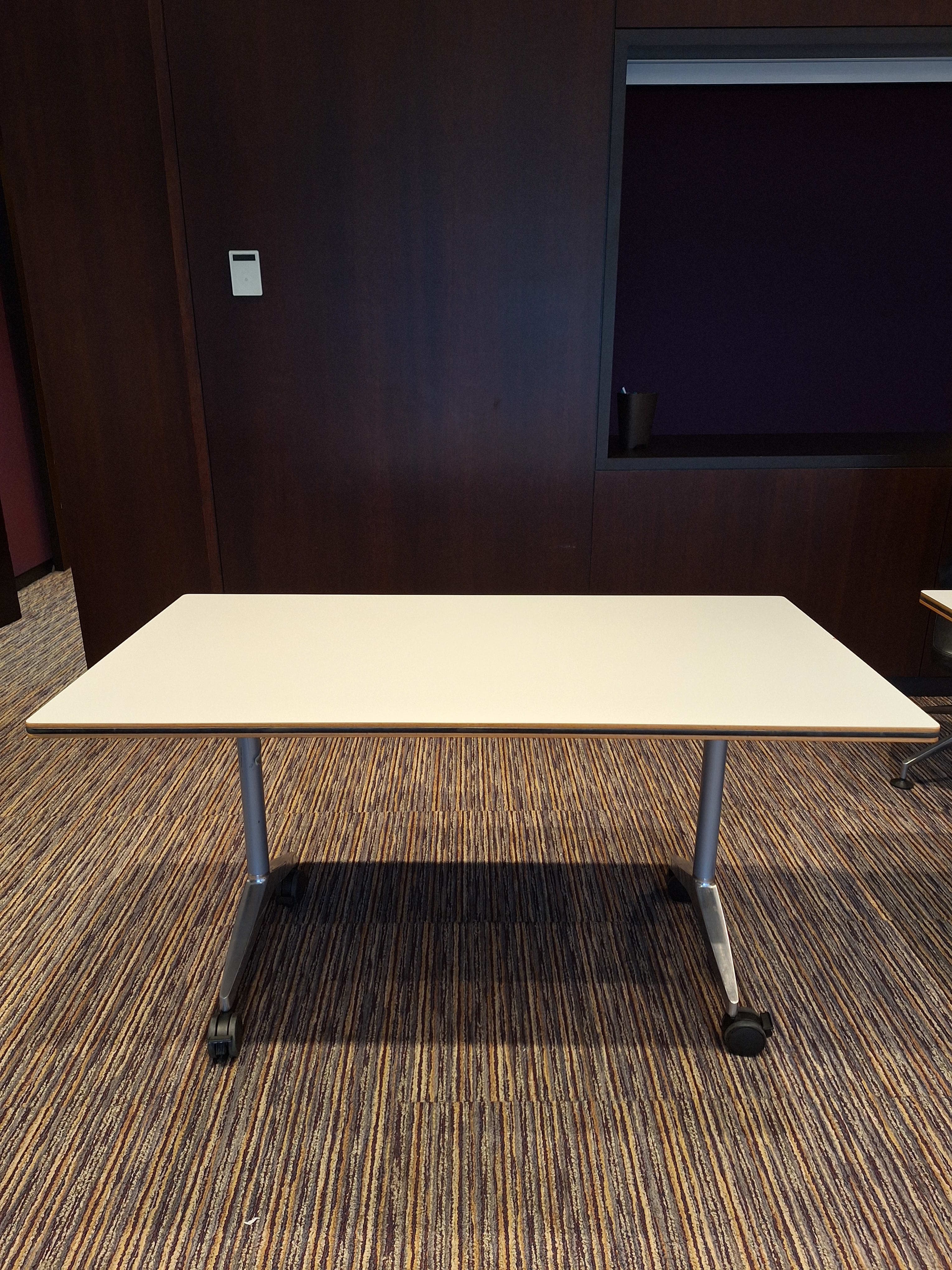 Wilkhahn 140cm Witte Laminaat Tafel met Wielen-2