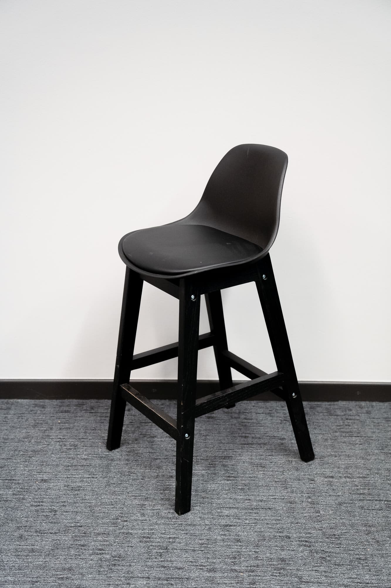 Tabouret 75cm en bois noir avec assise en plastique et cuir synthétique-1
