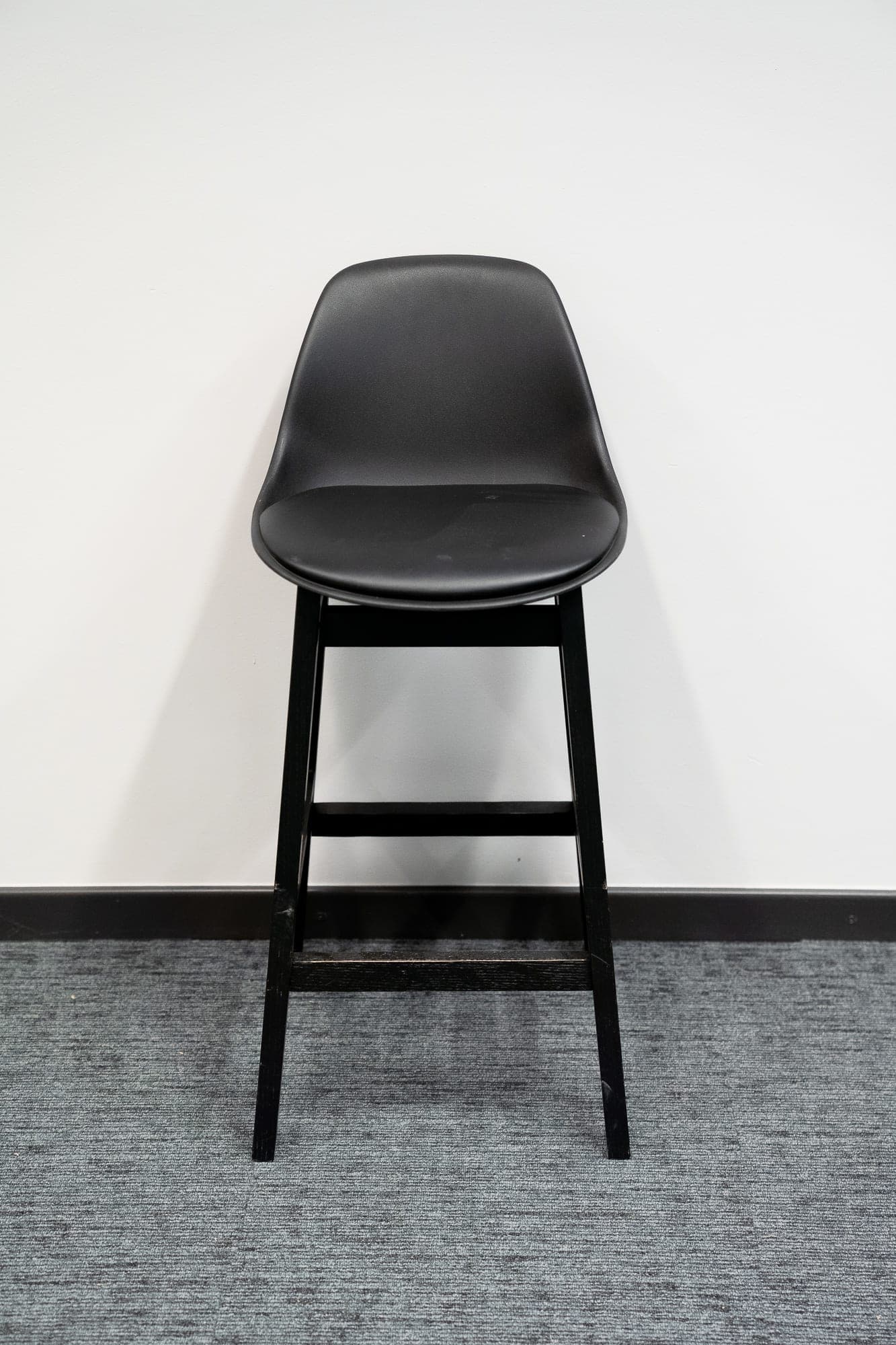 Tabouret 75cm en bois noir avec assise en plastique et cuir synthétique-3