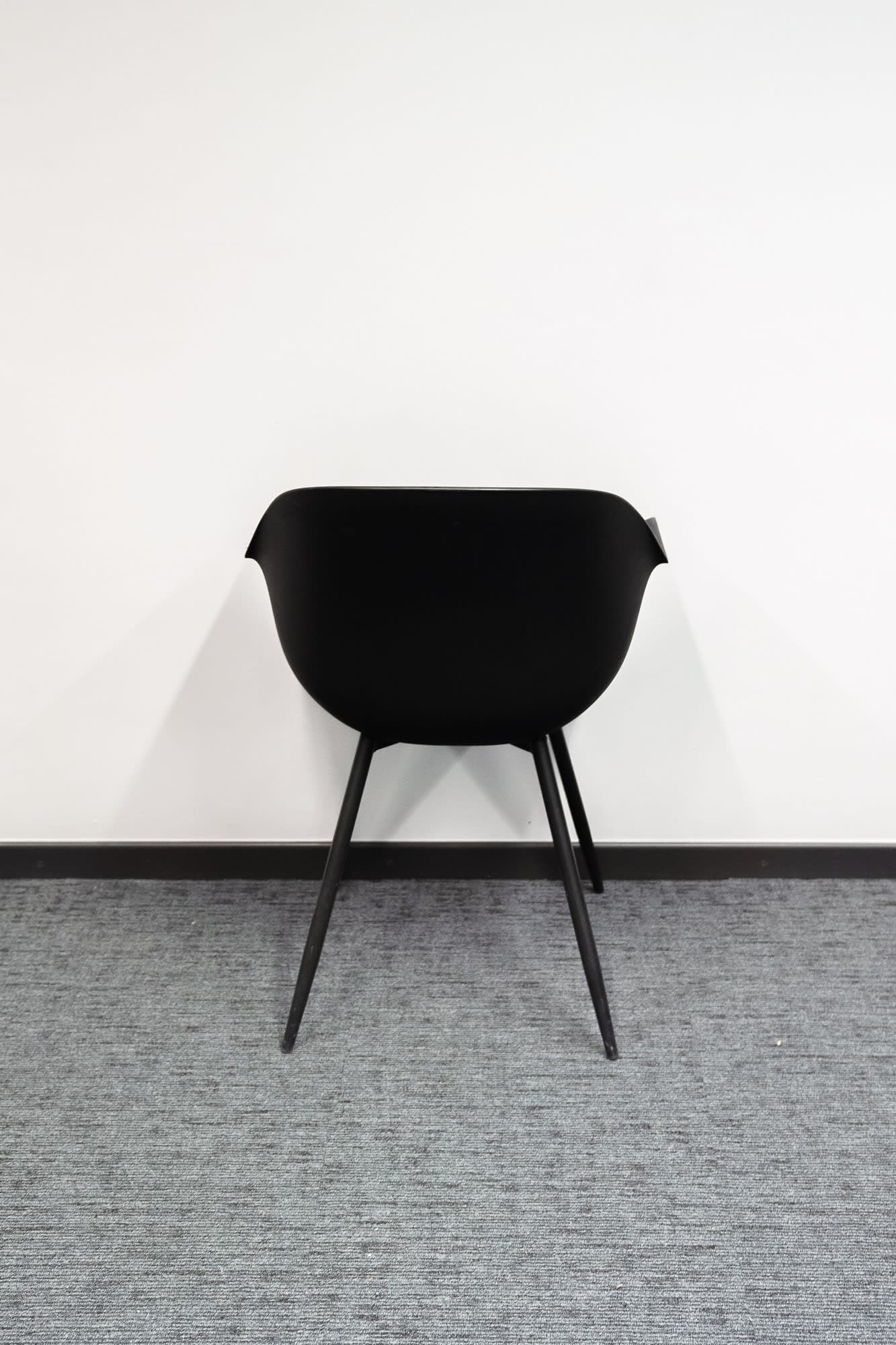Chaise design noire sur pieds noirs-2