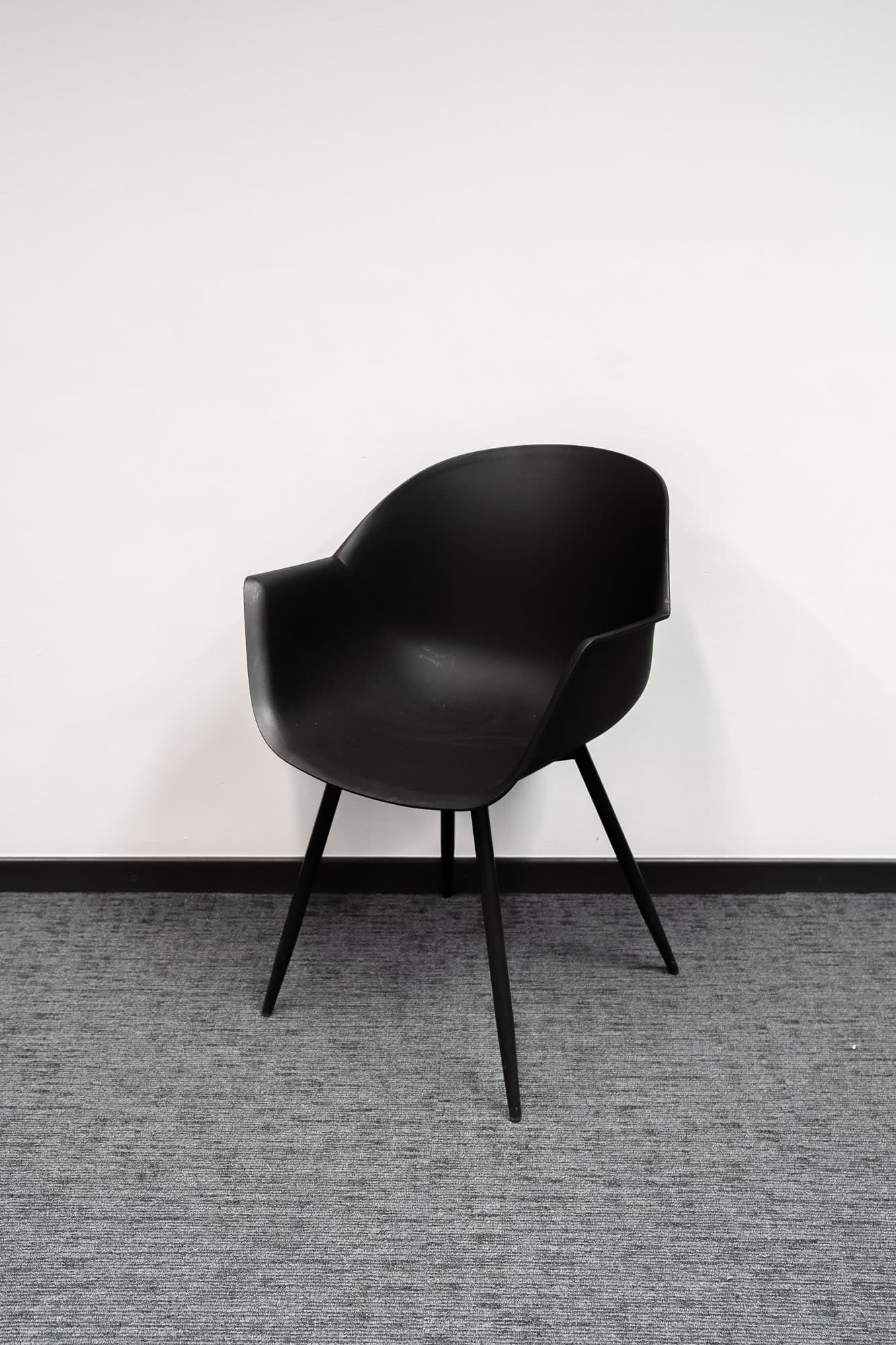 Chaise design noire sur pieds noirs-1