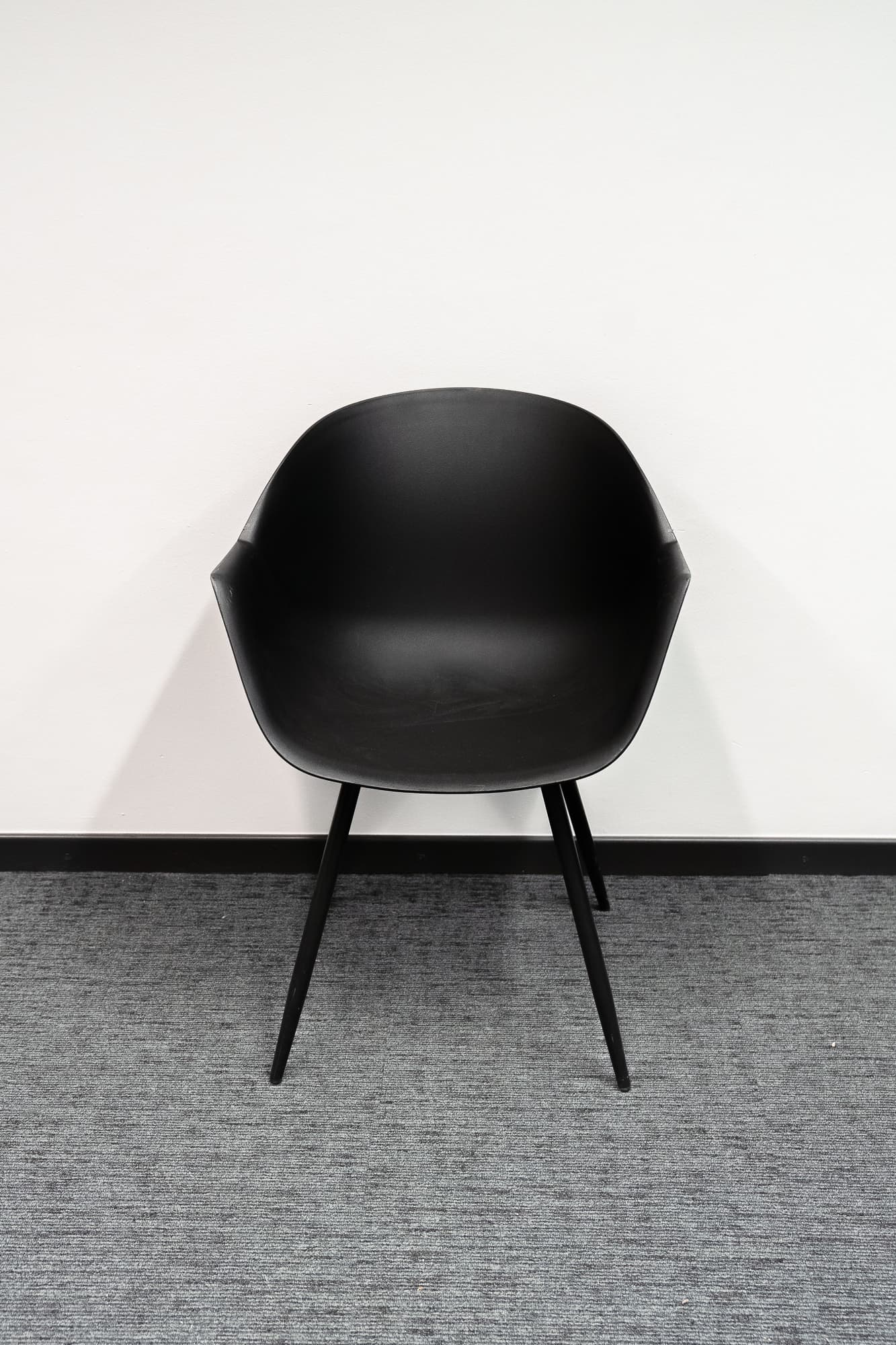 Chaise design noire sur pieds noirs-3