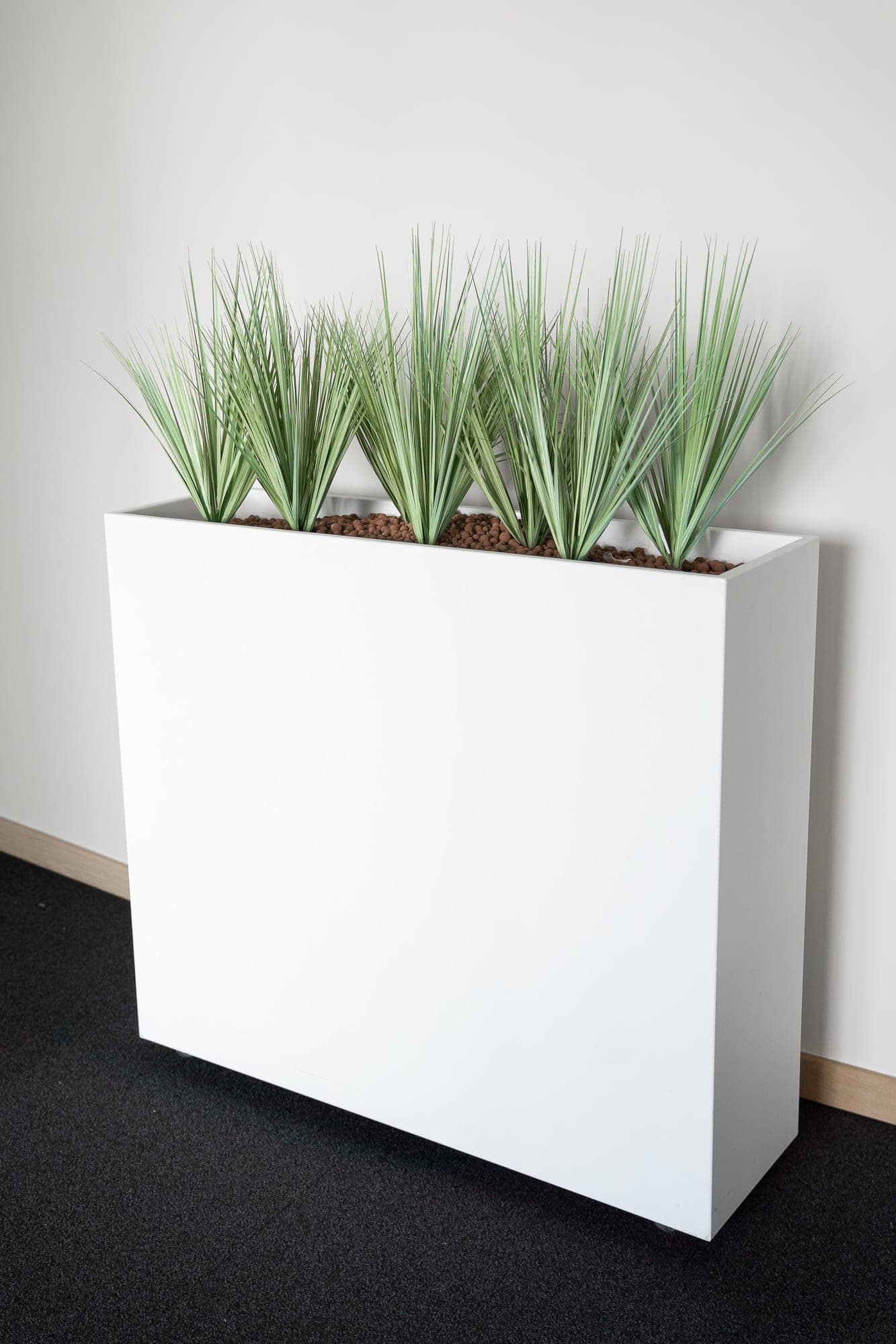 Jardinière blanche avec fausses plantes sur roues-1