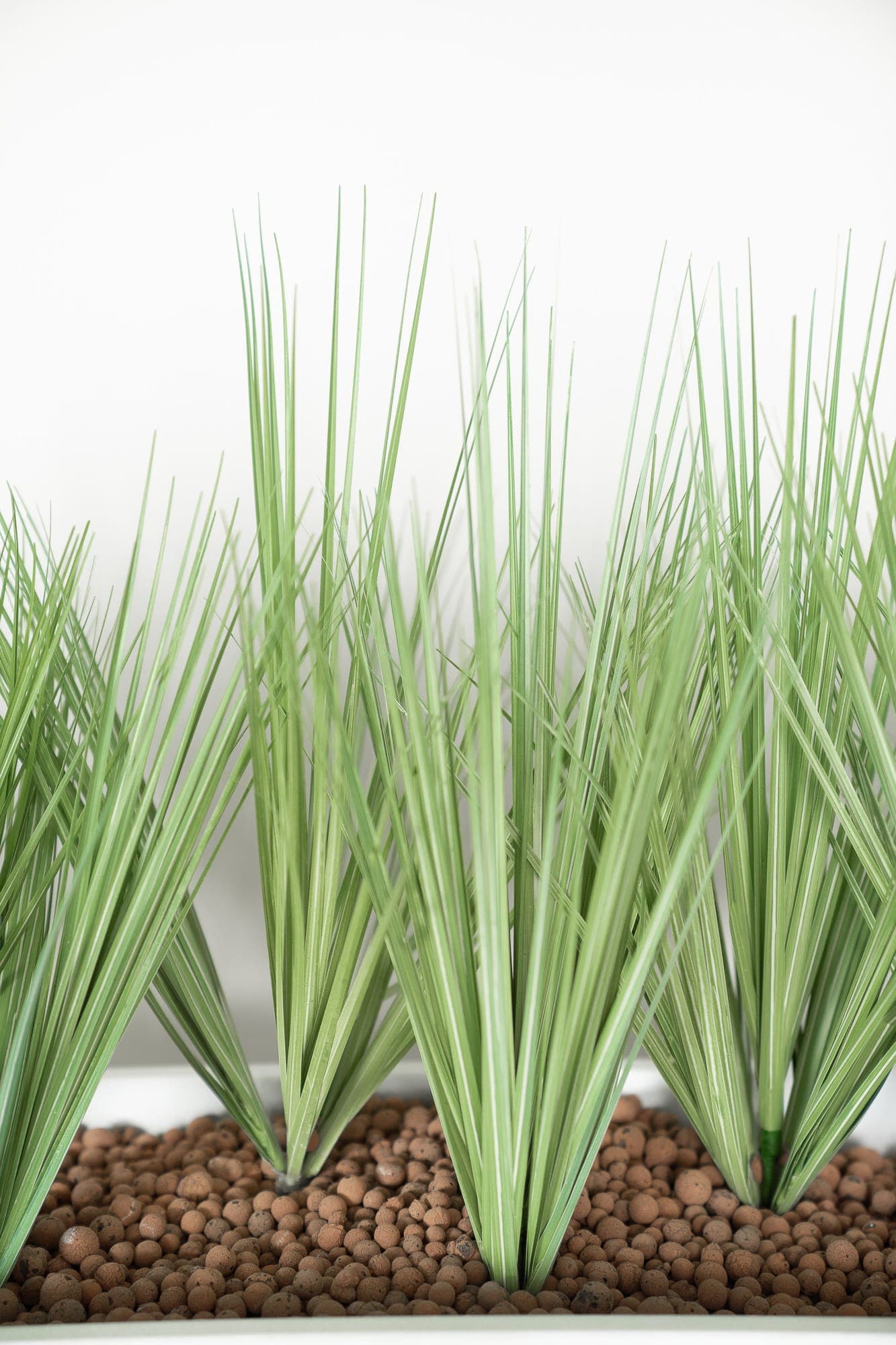 Jardinière blanche avec fausses plantes sur roues-2