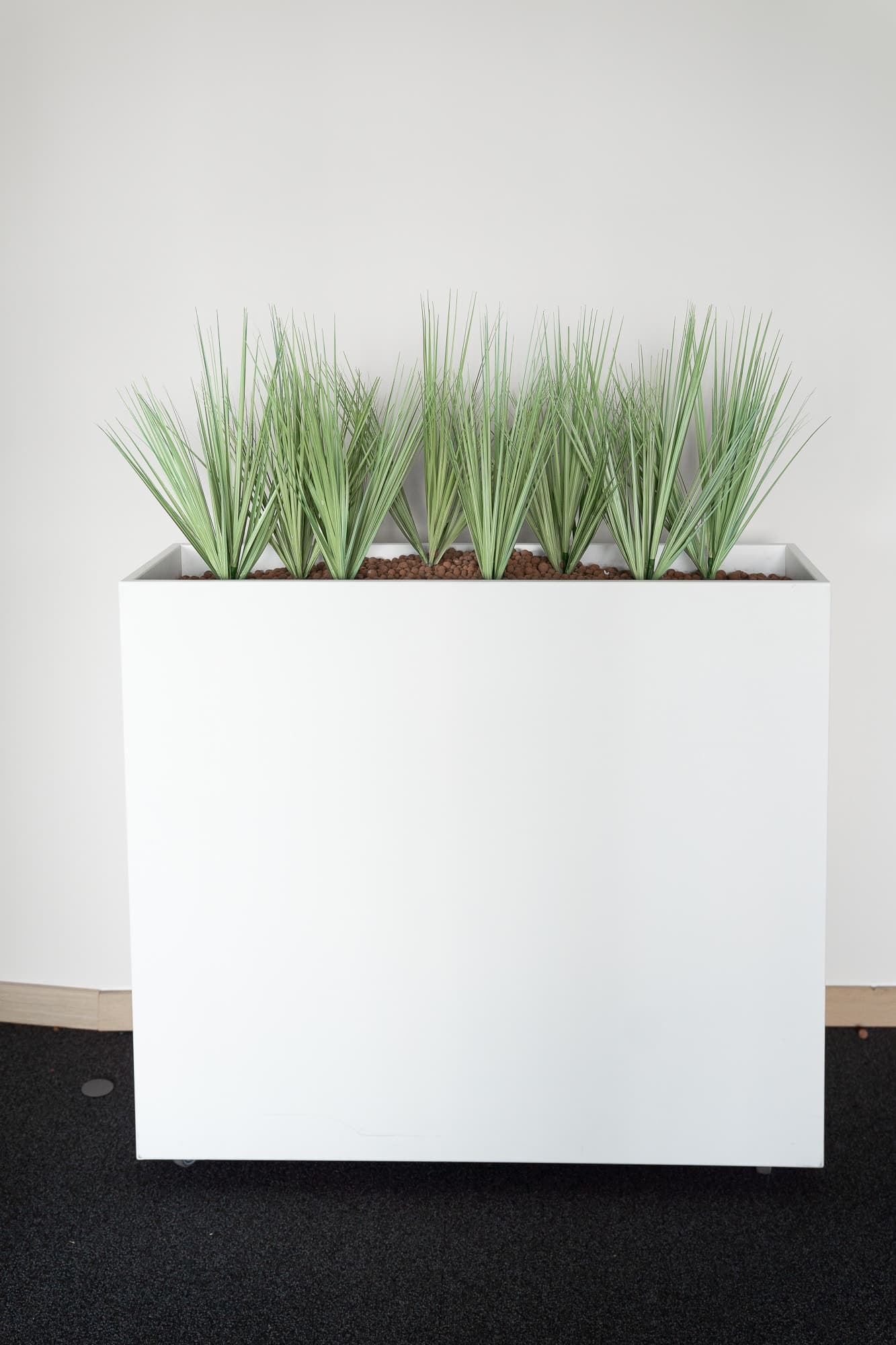 Jardinière blanche avec fausses plantes sur roues-3