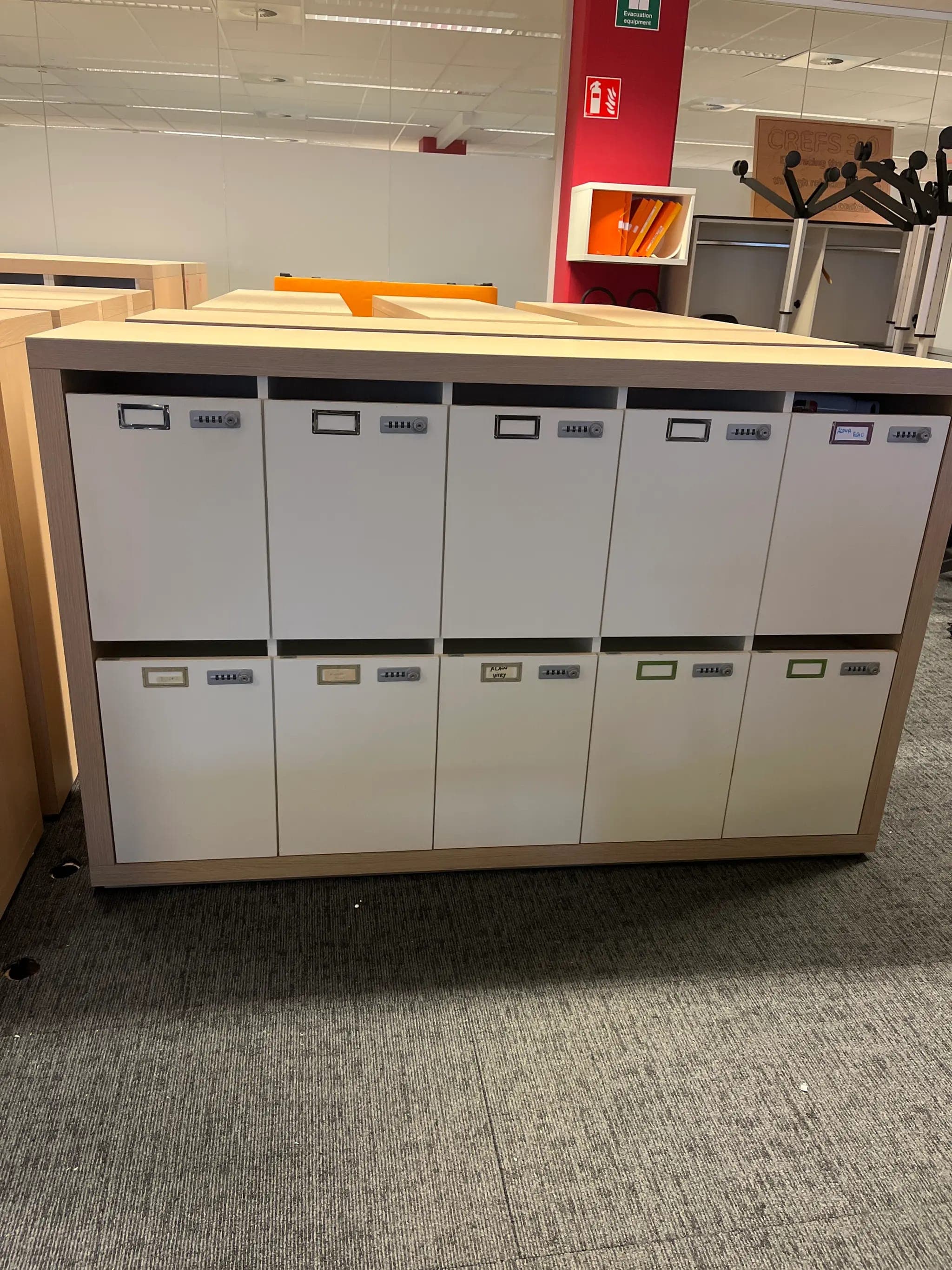 Beige lockers met meerdere vakken en houten structuur met code 110cm-0