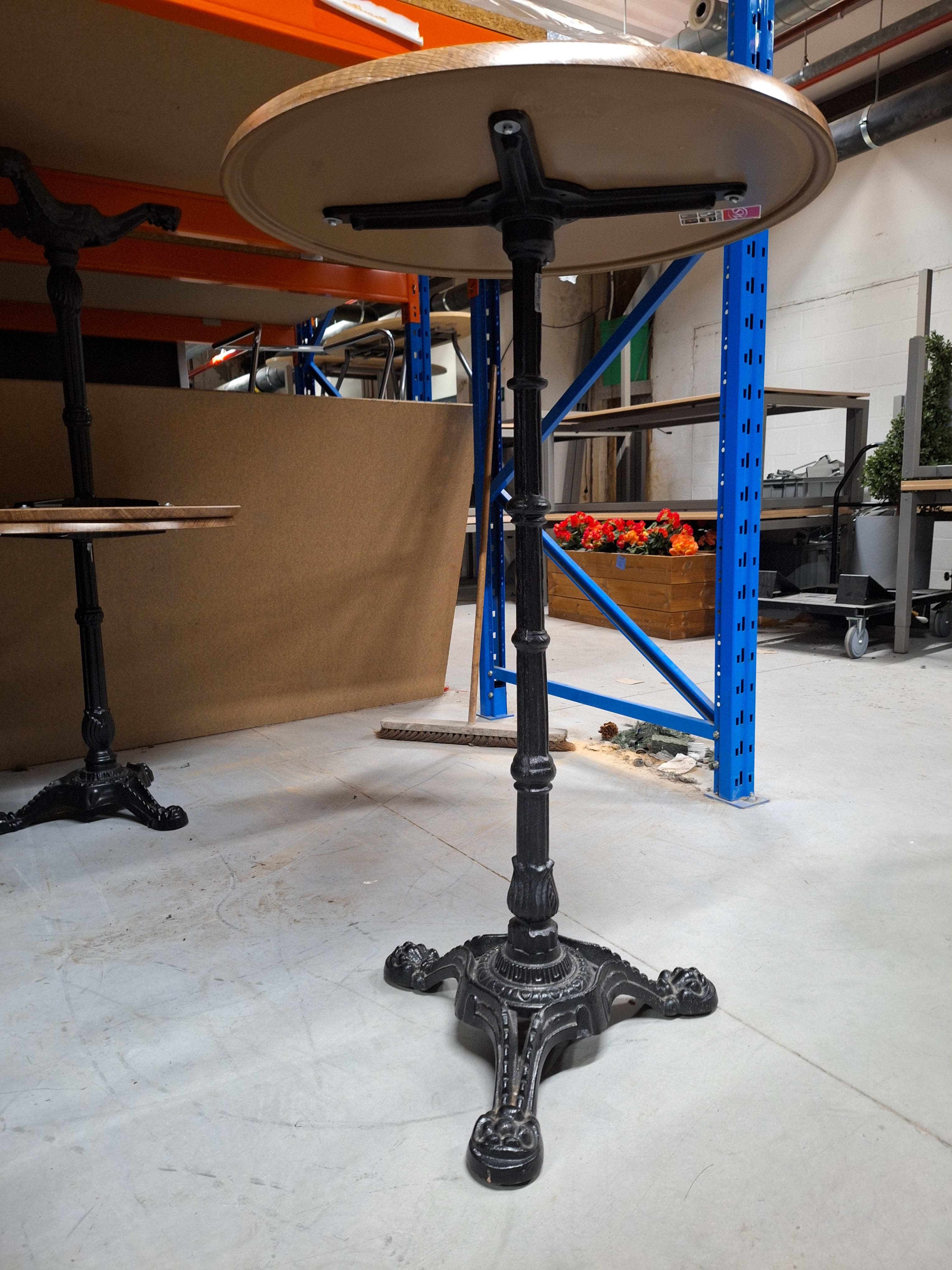 Table ronde haute en plastique avec pied noir