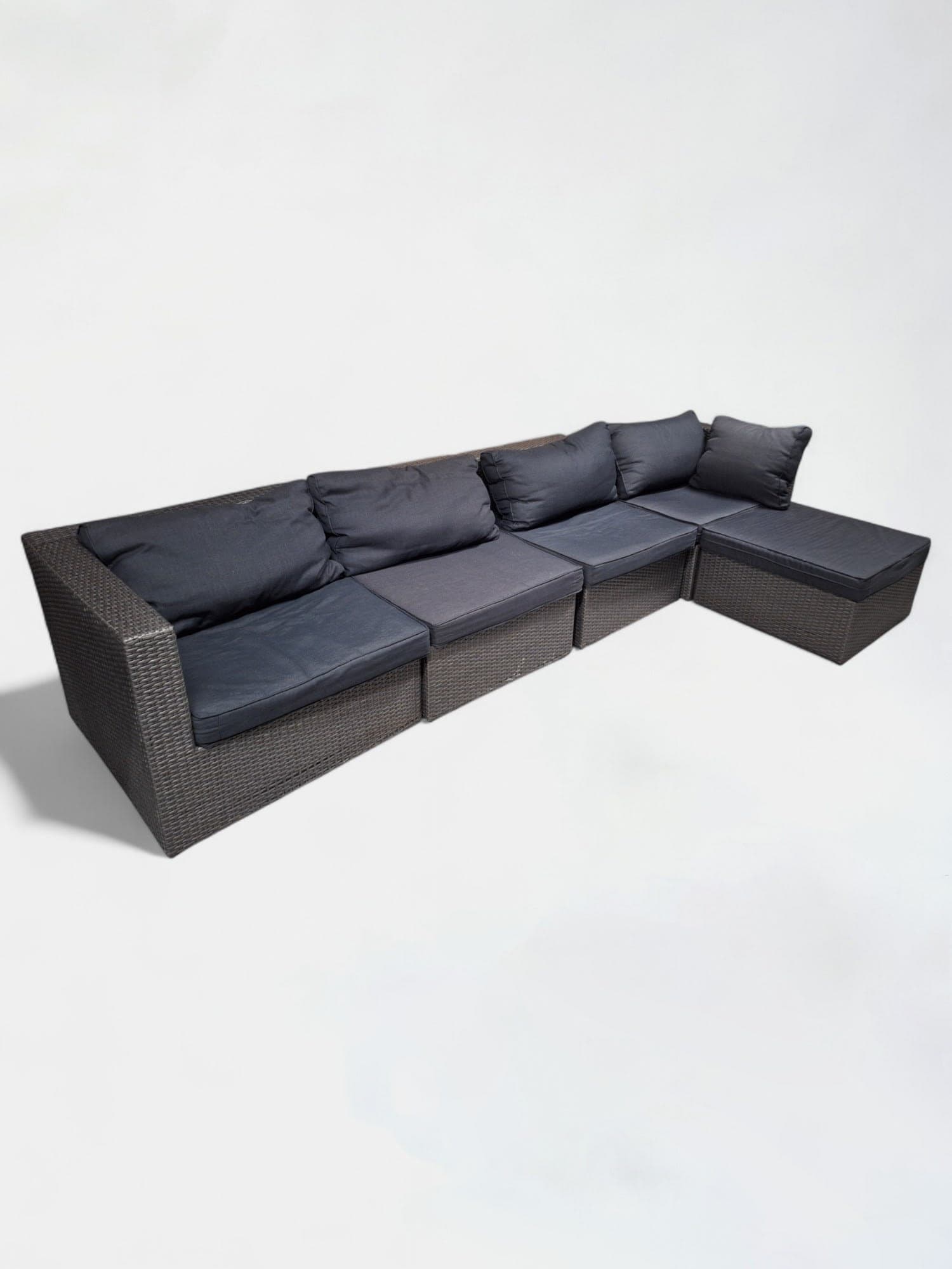 Canapé d'extérieur modulable en osier marron avec coussins noirs