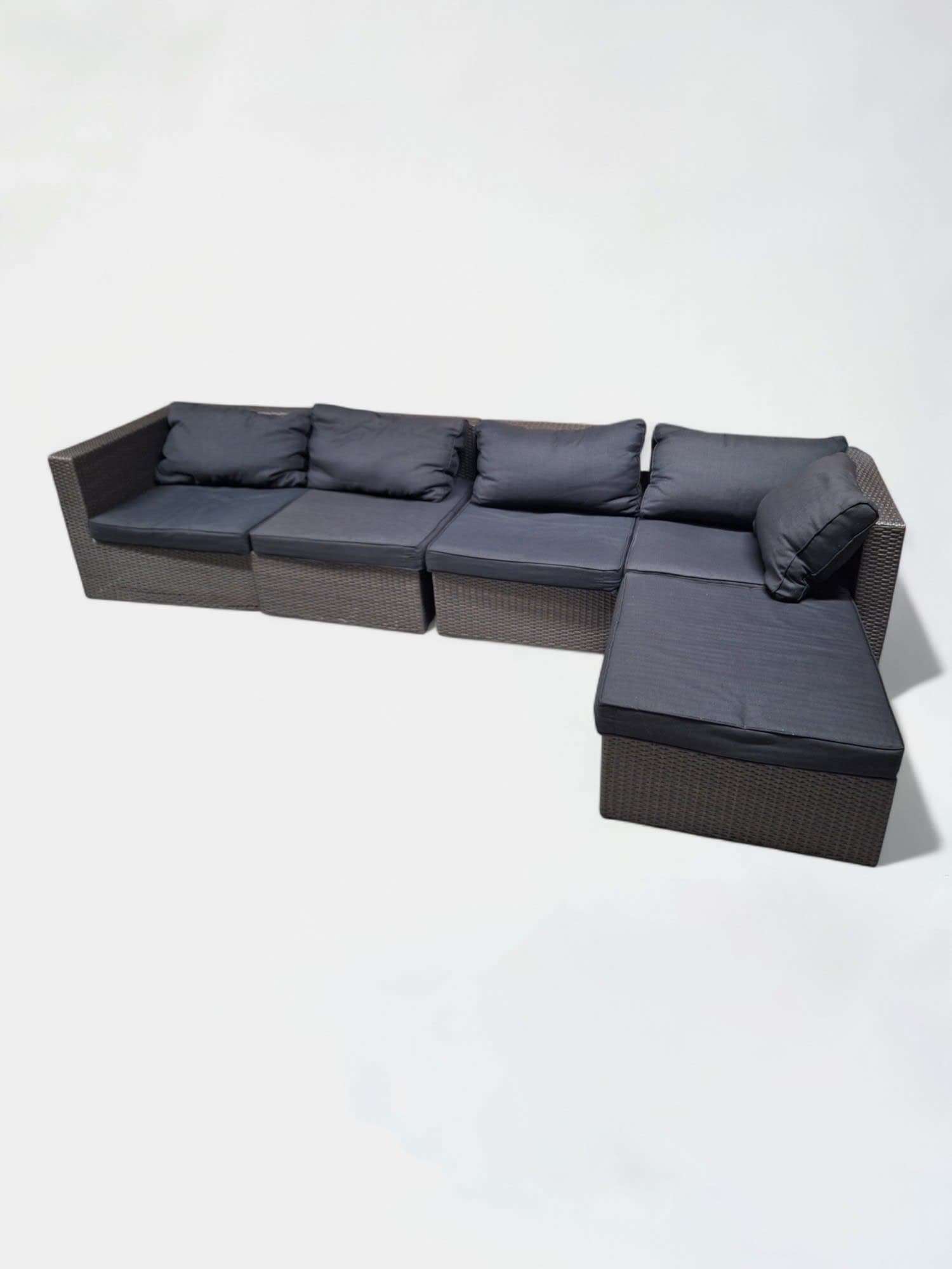 Canapé d'extérieur modulable en osier marron avec coussins noirs