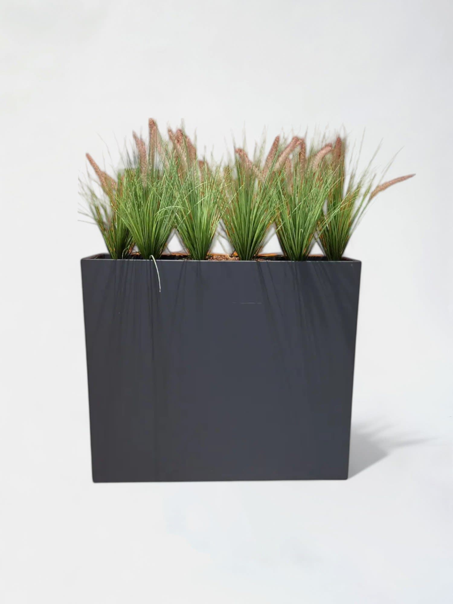Fausse plante dans un pot gris