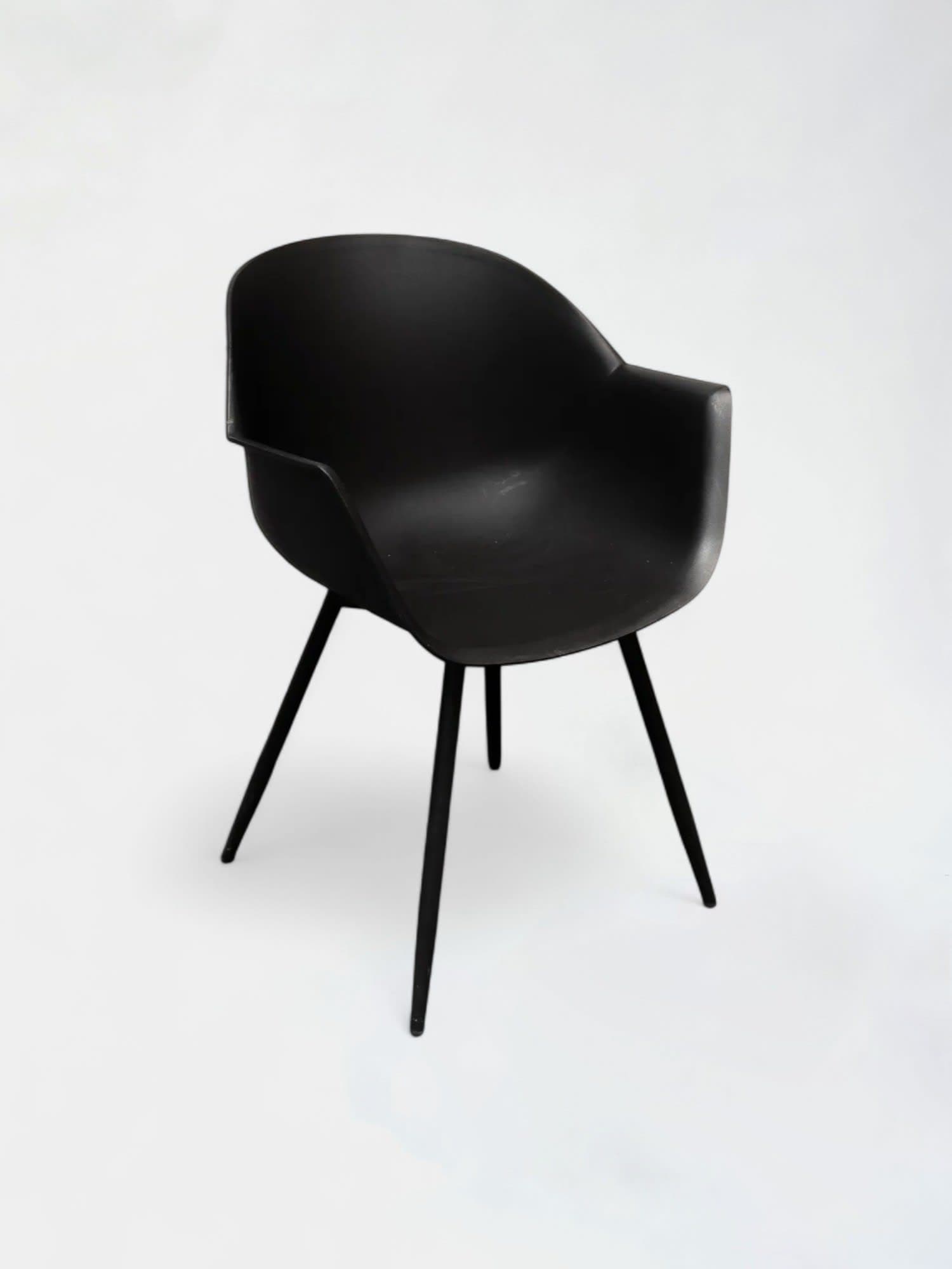 Chaise design noire sur pieds noirs-0
